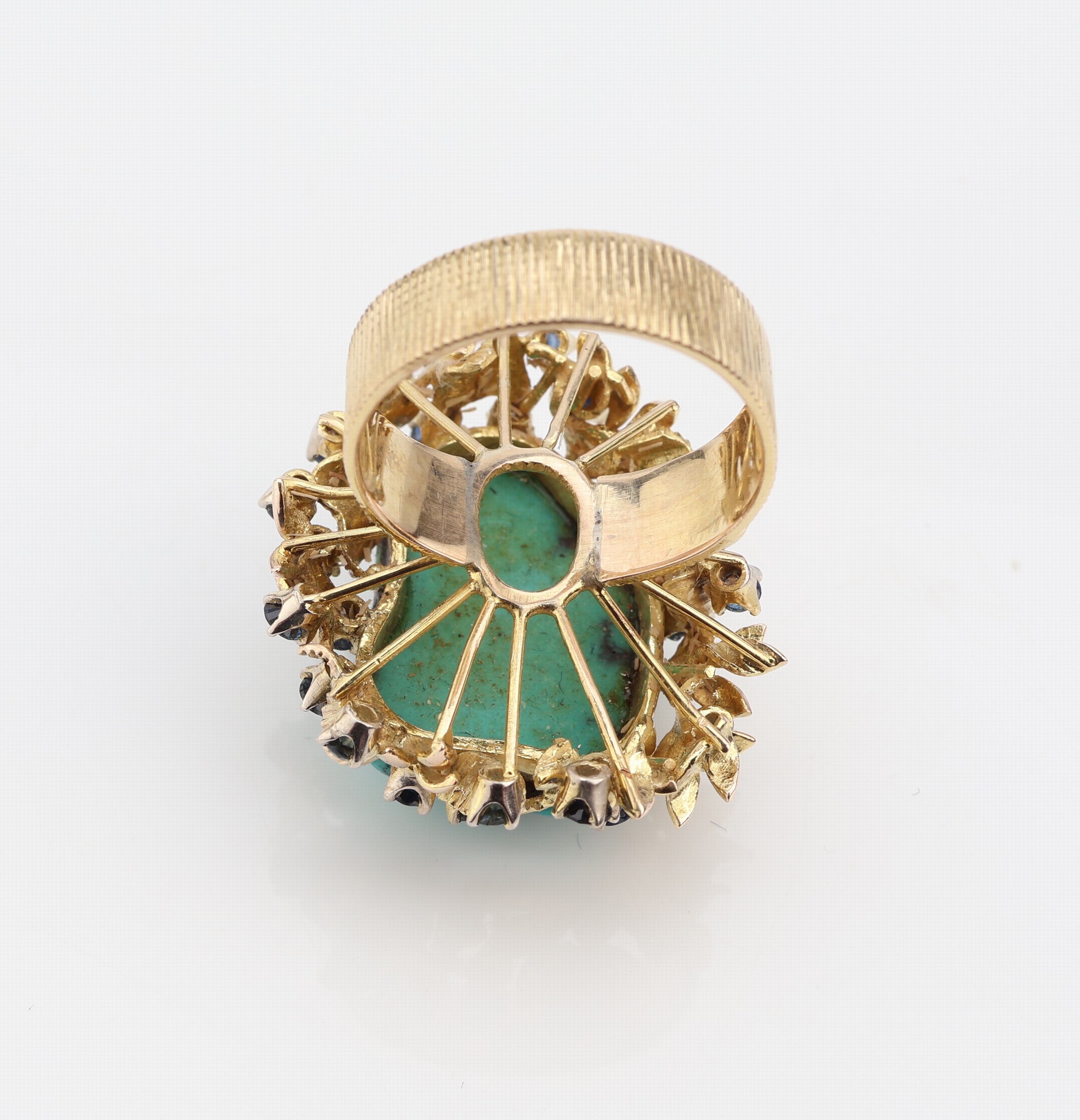 Detail b: 14 kt Gold Türkis-Saphir-Ring, GG 585/000, abstrakt, mittig gr. Türkis, 25 rundfacett. Saphire zus. ca. 1.20 ct, RW 55, ca. 11.7 g