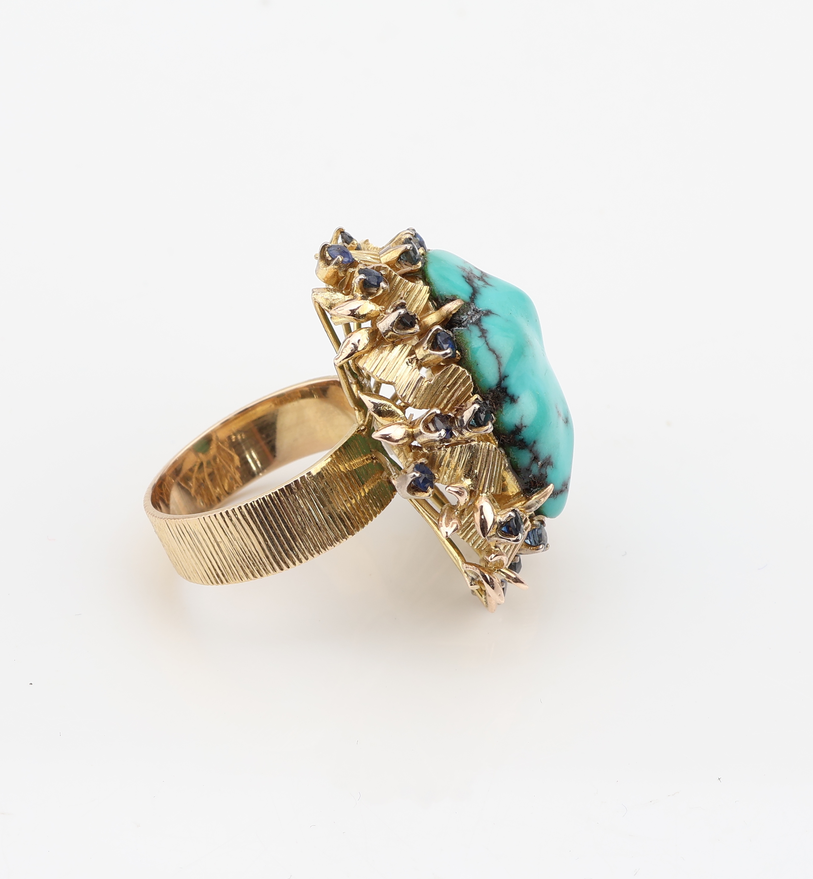 Detail c: 14 kt Gold Türkis-Saphir-Ring, GG 585/000, abstrakt, mittig gr. Türkis, 25 rundfacett. Saphire zus. ca. 1.20 ct, RW 55, ca. 11.7 g