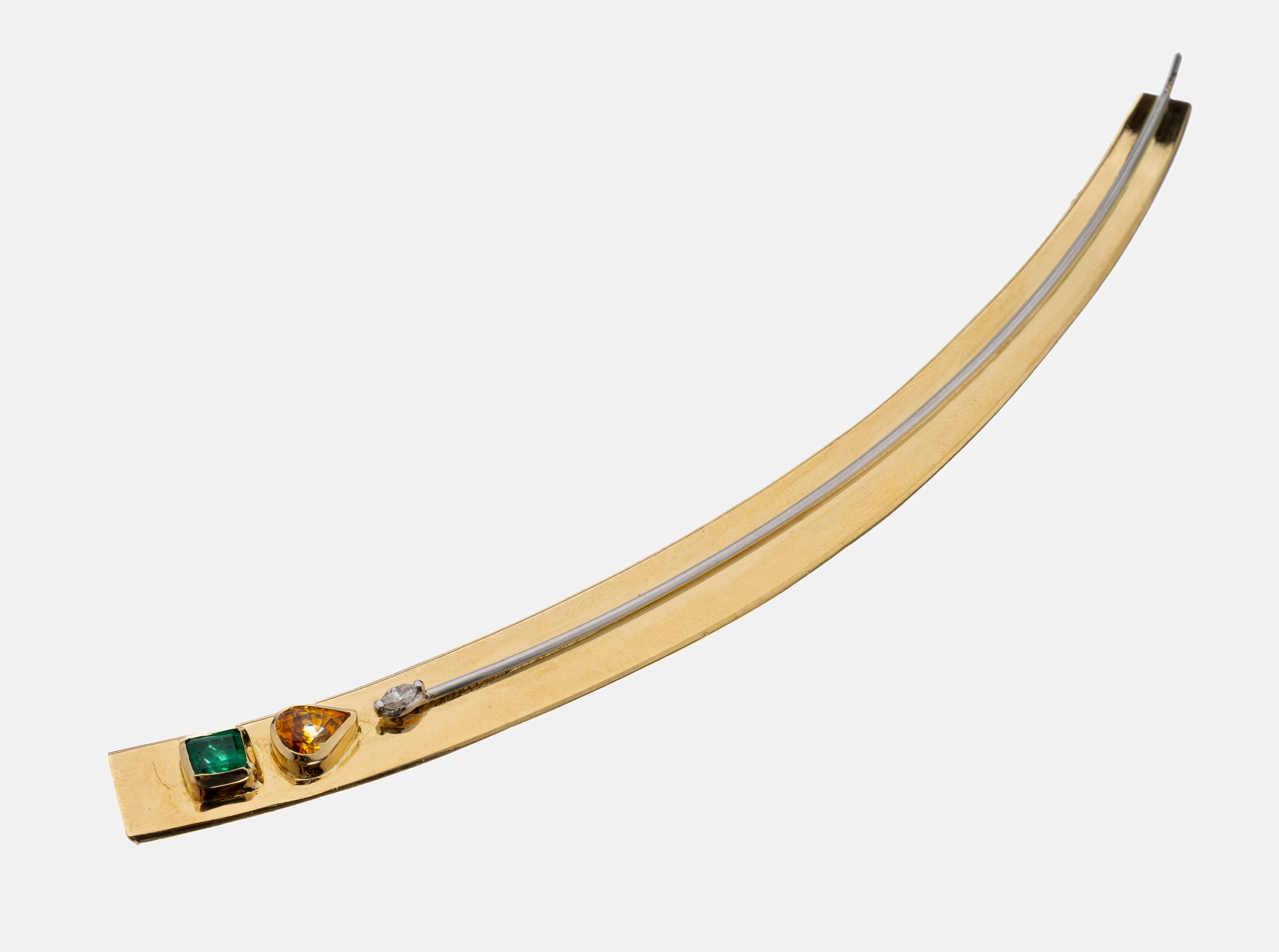Außergewöhnliche 18 kt Gold Smaragd-Saphir- Diamant-Brosche, GG 750/000, qualitätvolle Verarbeitung, mit aufgelegtem Zierdraht aus Platin, 1 ...