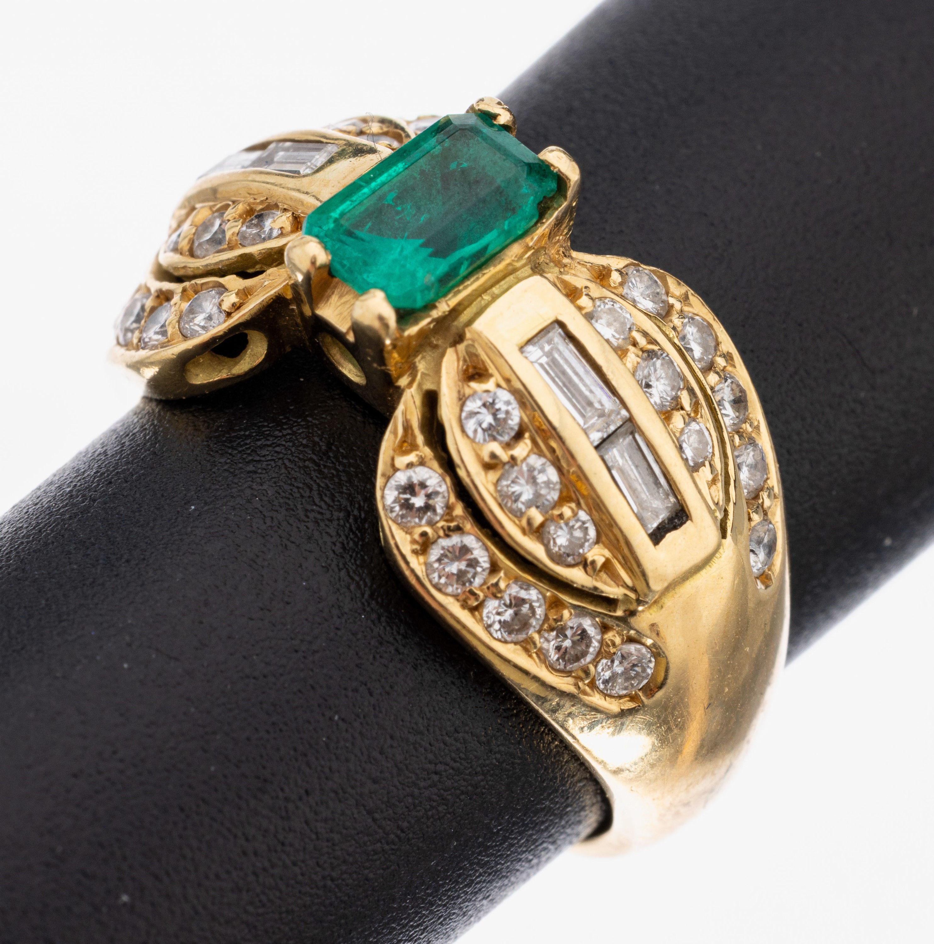 18 kt Gold Smaragd-Diamant-Ring, GG 750/000, mittig Smaragd im Treppenschliff ca. 0.30 ct, 32 Brillanten und 4 Diamant -Baguettes zus. ca. 0.72 ct ...