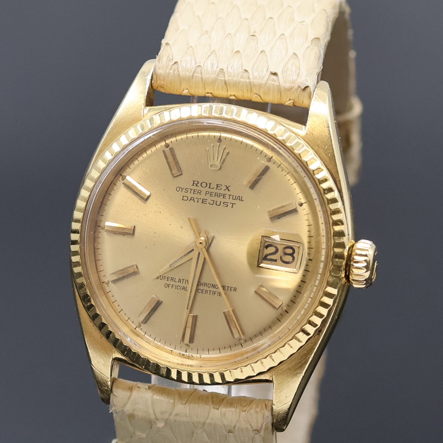 Detail a: ROLEX Oyster Perpetual Datejust Herrenarmbanduhr Referenz 6605, Schweiz um 1974, Automatik, Chronometer der Superlative in GG 750/000, Boden u. Krone ...