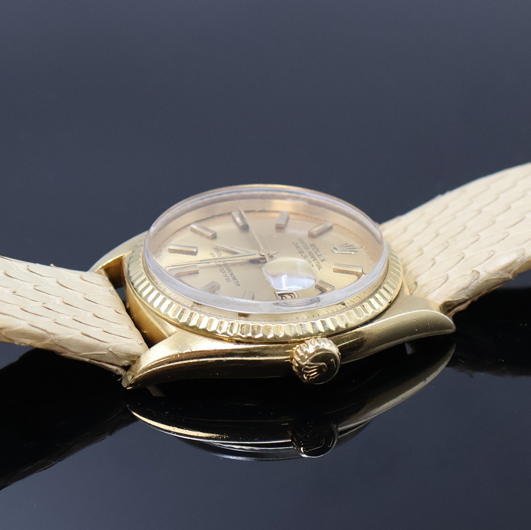 Detail b: ROLEX Oyster Perpetual Datejust Herrenarmbanduhr Referenz 6605, Schweiz um 1974, Automatik, Chronometer der Superlative in GG 750/000, Boden u. Krone ...