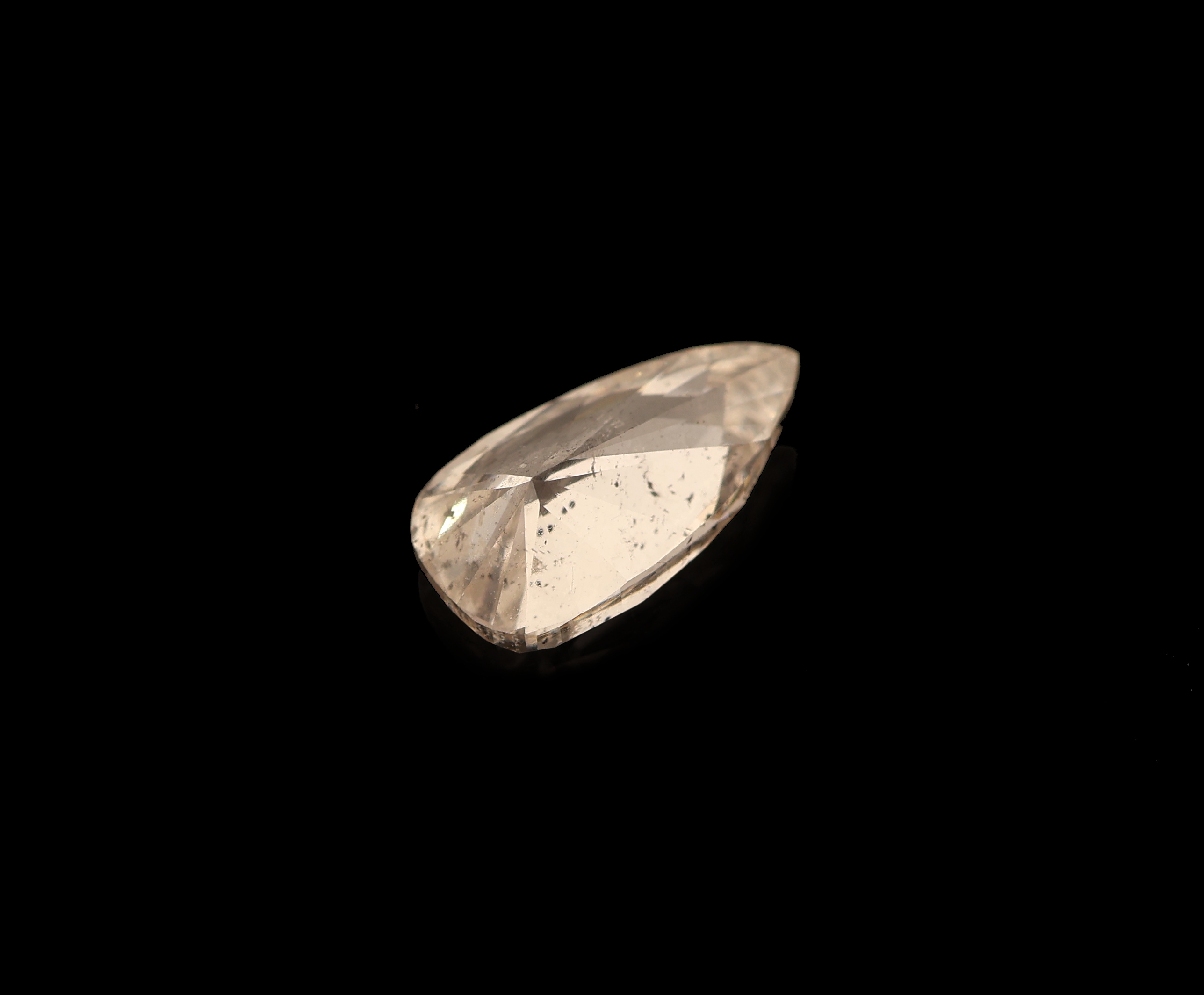 Detail b: Loser Diamant 0.71 ct, l. get. Weiß (I)/si 2, facett. Tropfen, ca. 7.89 x 41.14 x 2.79 mm, HRD-Report 09/2016