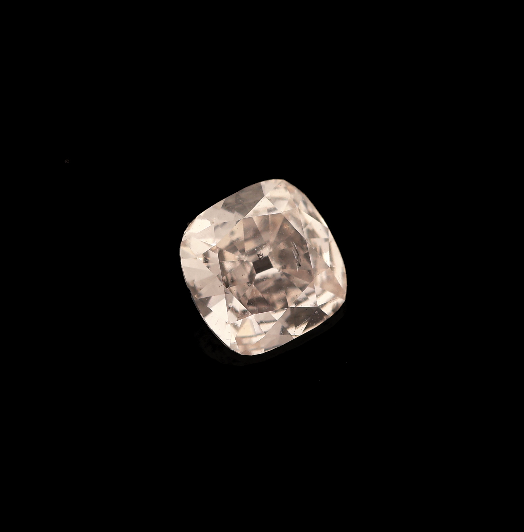 Detail a: Loser Diamant 0.41 ct, l. get. Weiß (I)/si 2, im Kissenschliff, 4.72 x 4.67 x 2.30 mm, HRD- Report 03/2019