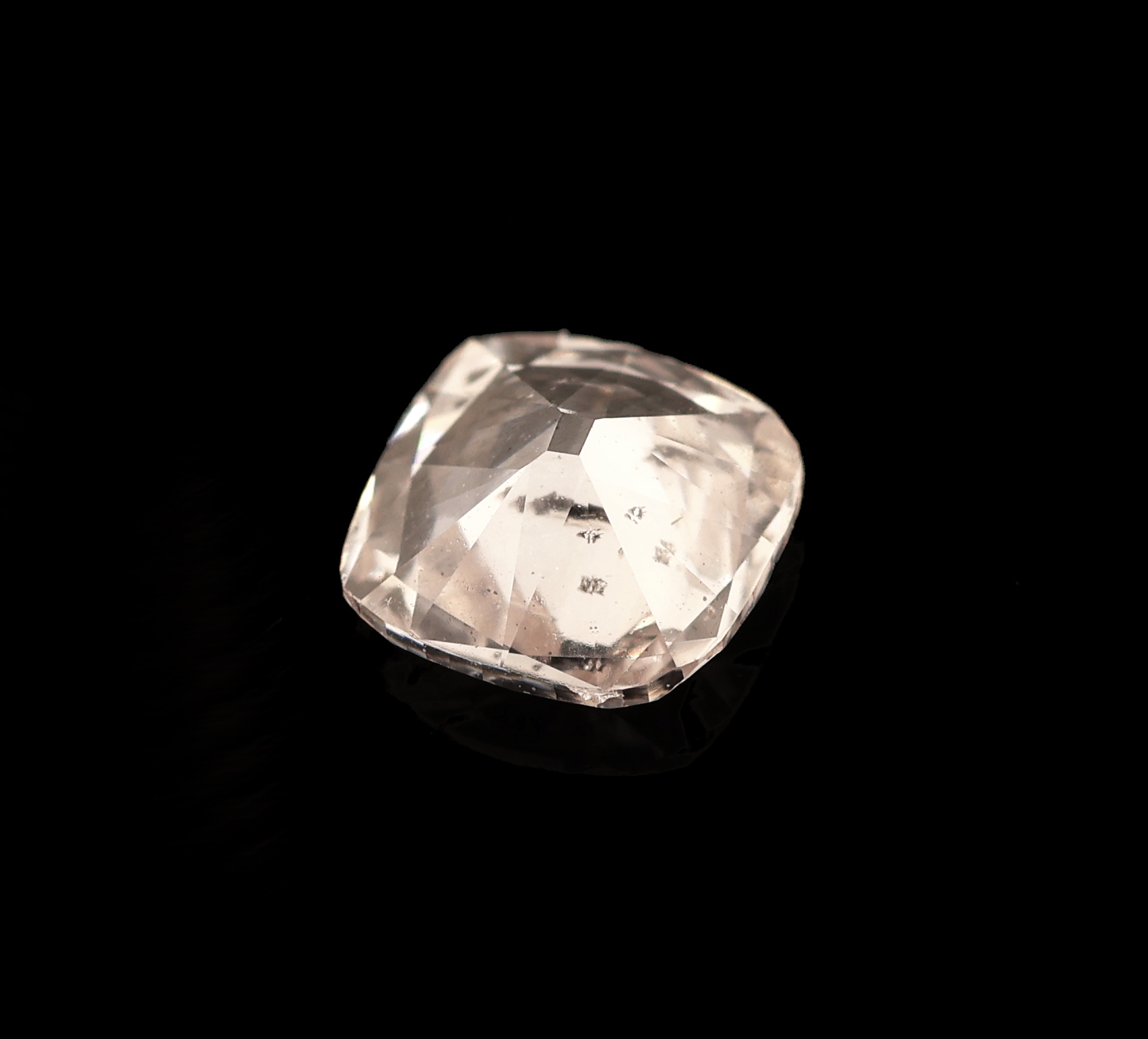 Detail b: Loser Diamant 0.41 ct, l. get. Weiß (I)/si 2, im Kissenschliff, 4.72 x 4.67 x 2.30 mm, HRD- Report 03/2019