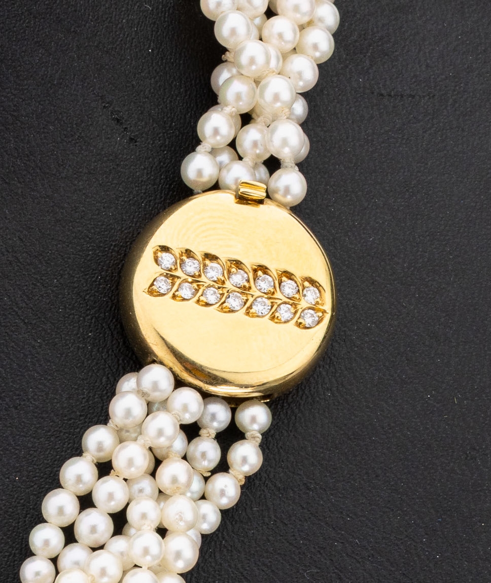 Detail a: Zuchtperl-Collier mit 18 kt Gold Brillant- Schließe, GG 750/000, 6-rhg. Akoyazuchtperlen, geflochten, L. ca. 42 cm, Kastenschloss pol. mit 14 ...