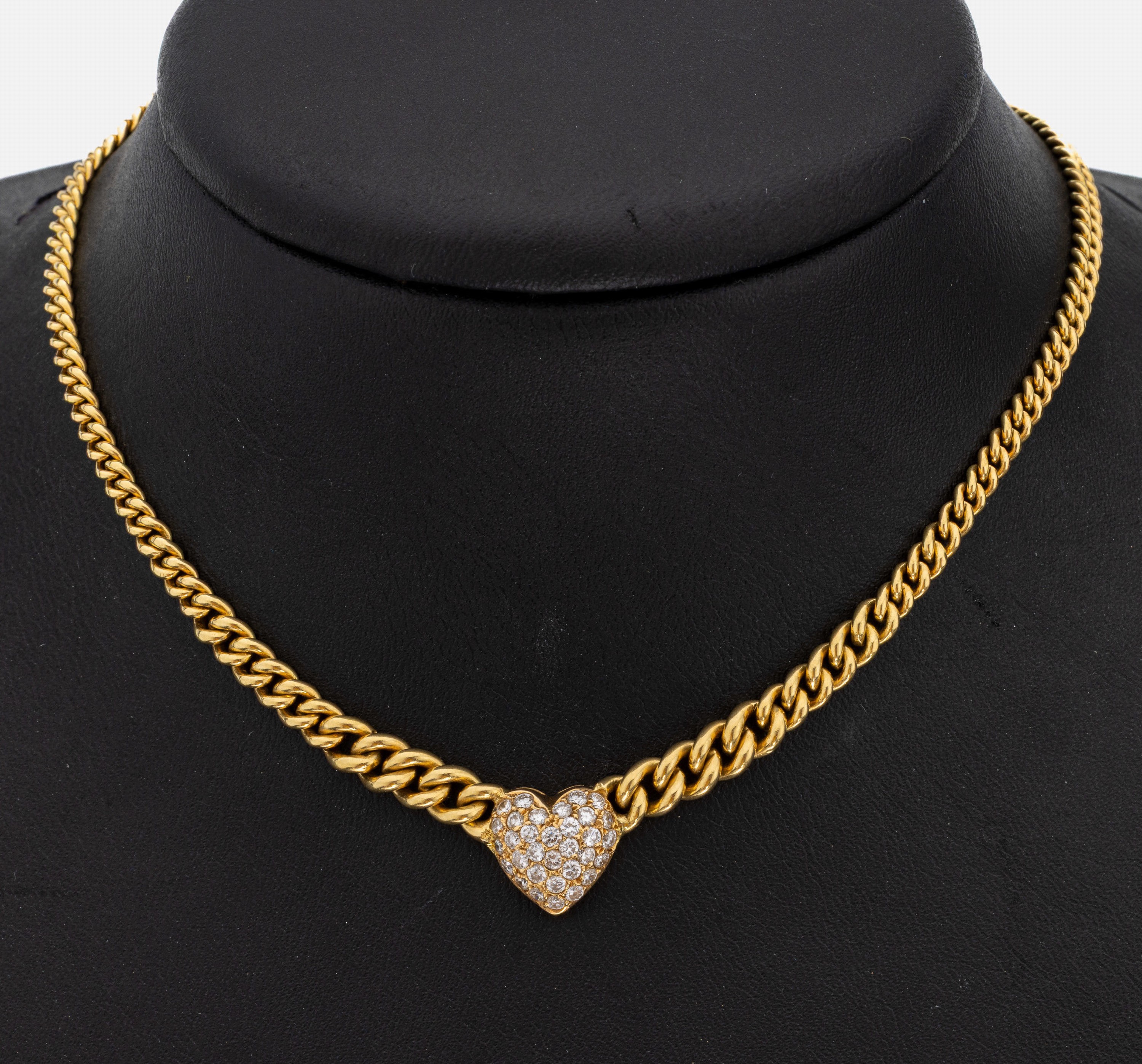 18 kt Gold Brillant-Collier, GG 750/000, herzf. Mittelteil bes. mit 32 Brillanten zus. ca. 0.64 ct feines Weiß/vs, L. ca. 40 cm, Kastenschloss mit ...