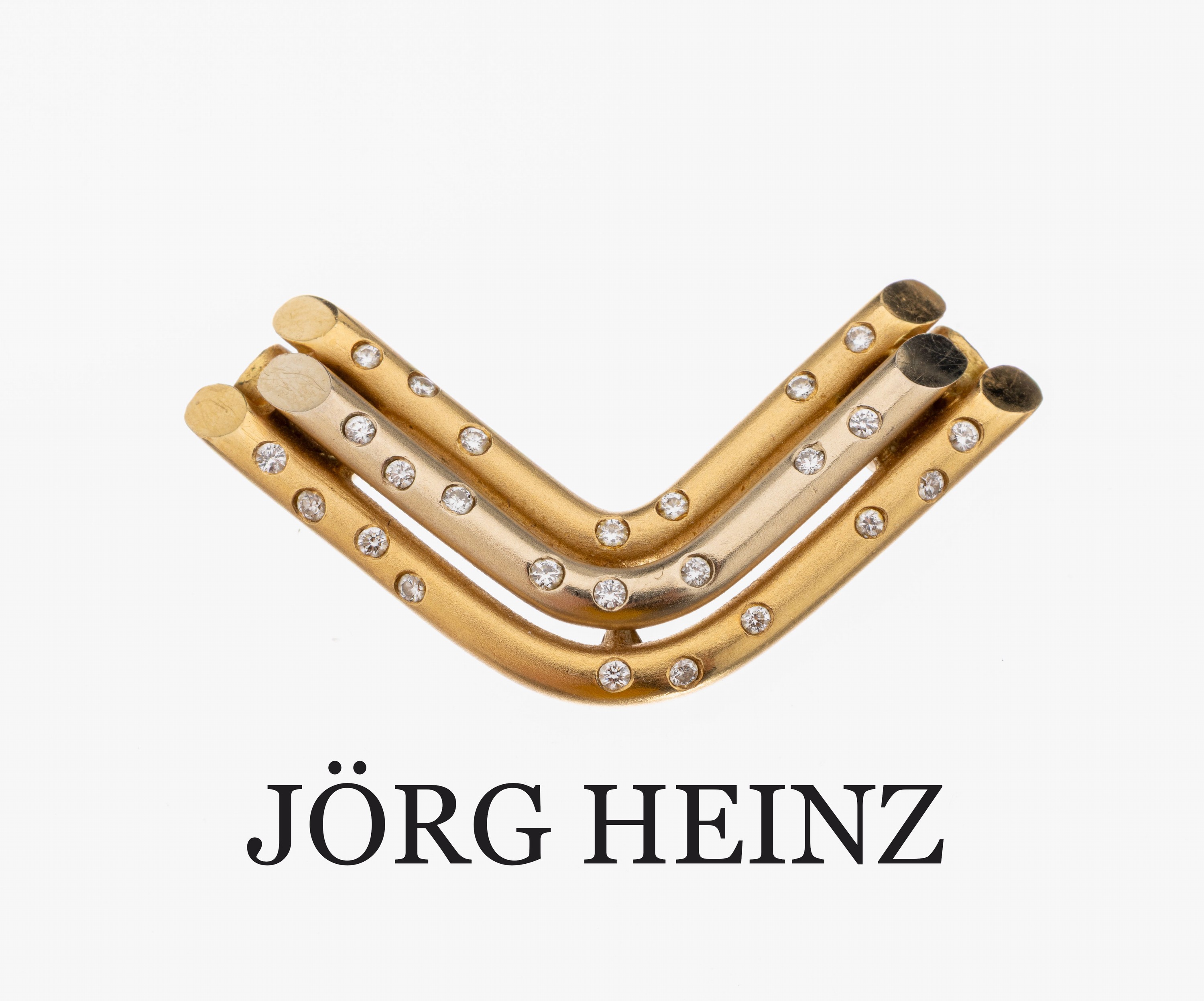 Ausgefallene 18 kt Gold JÖRG HEINZ Brillant- Schließe, GG/WG 750/000, 3 V-Förmige Rohre sat., bes. mit 25 Brillanten zus. ca. 0.22 ct feines ...