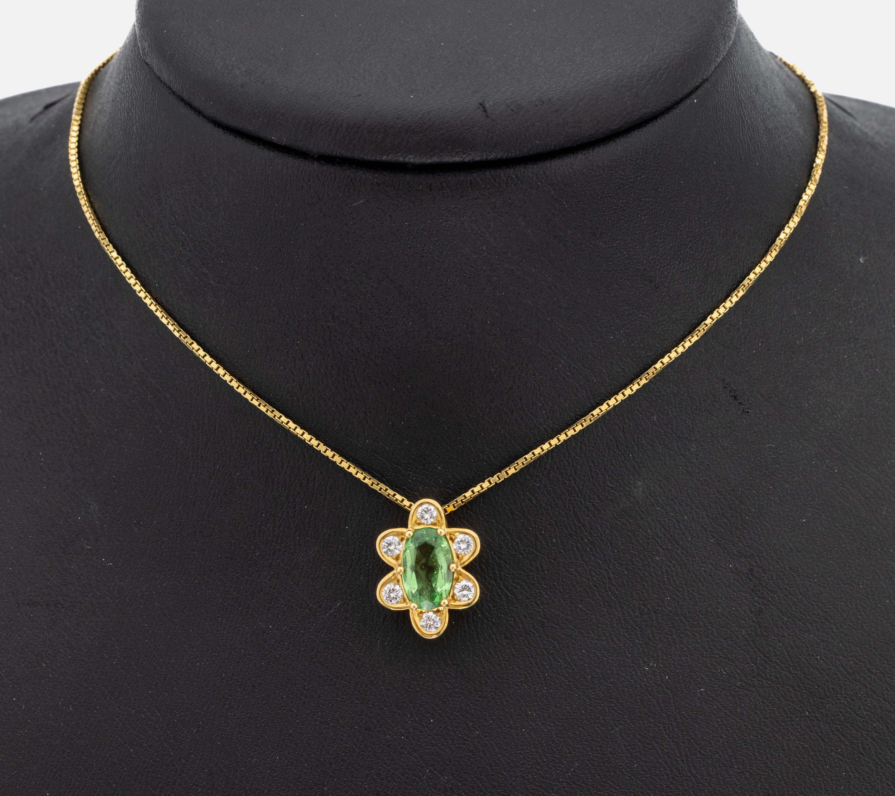 18 kt Gold Granat-Brillant-Anhänger, GG 750/000, blütenförm., ovalfacett. grüner Granat ca. 2.0 ct, 6 Brillanten zus. ca. 0.30 ct feines ...