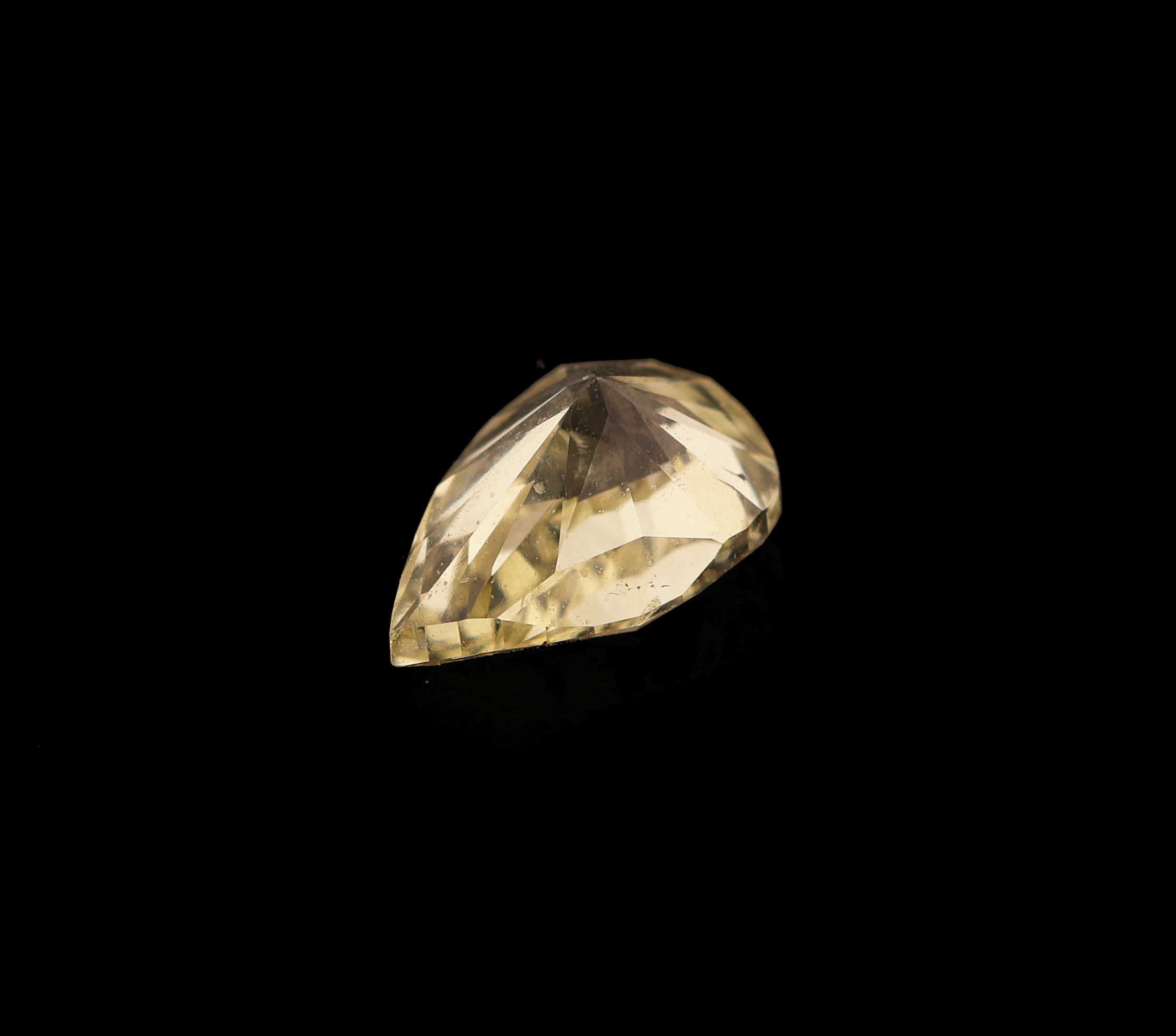Detail b: Loser Diamant 0.73 ct, natural fancy light yellow, facett. Tropfen, GIA-Report 04/16