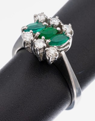Image 26949206 - 14 kt Gold Smaragd-Brillant-Ring, WG 585/000, 3 Smaragd-Navettes zus. ca. 0.28 ct, 6 ...
