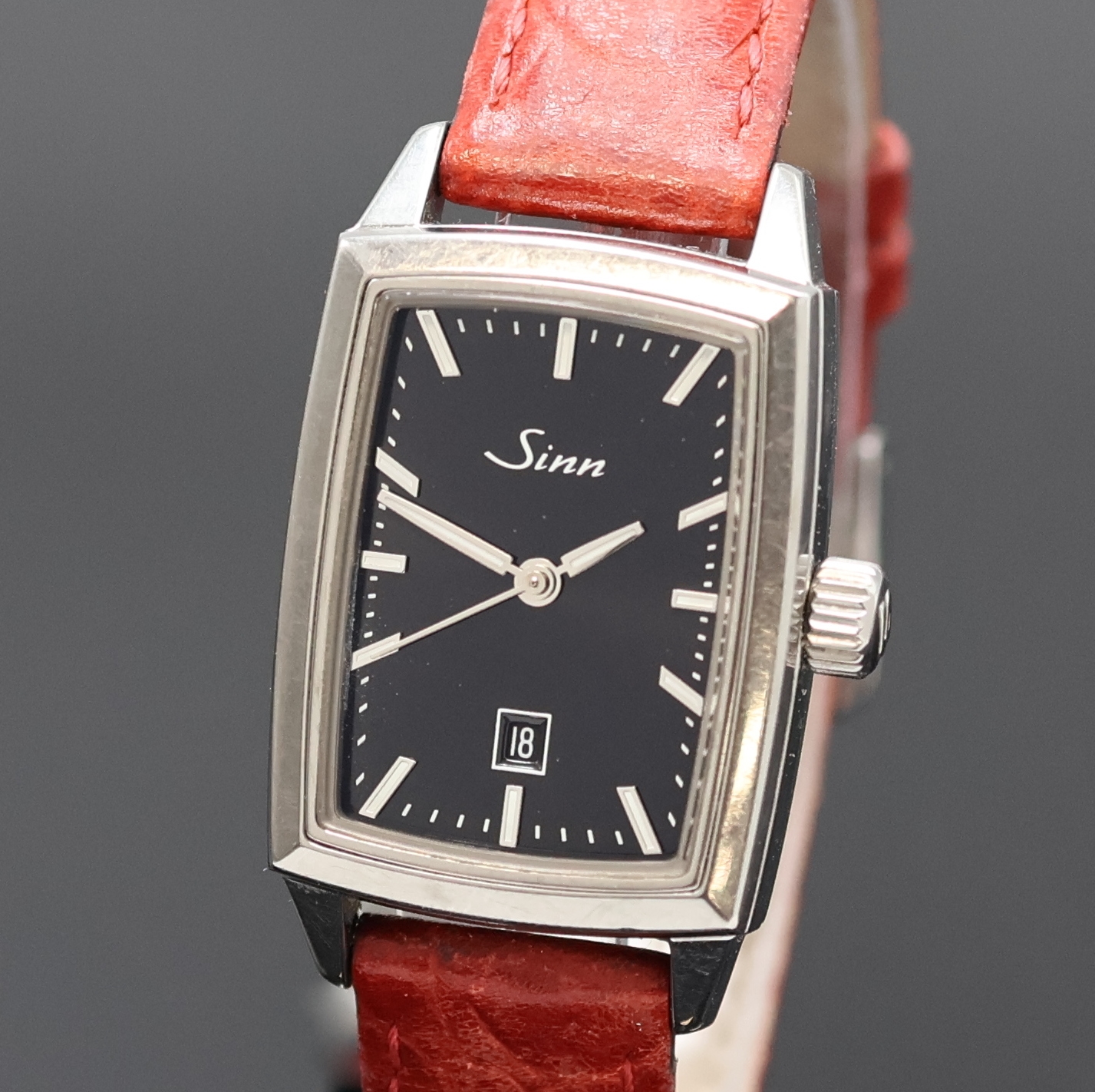 Detail a: SINN Damenarmbanduhr Referenz 243 in Titan, Schweiz um 2005, Automatik, Boden 4-fach verschr., schwarzes Zifferbl. m. aufges. Leuchtind., ...