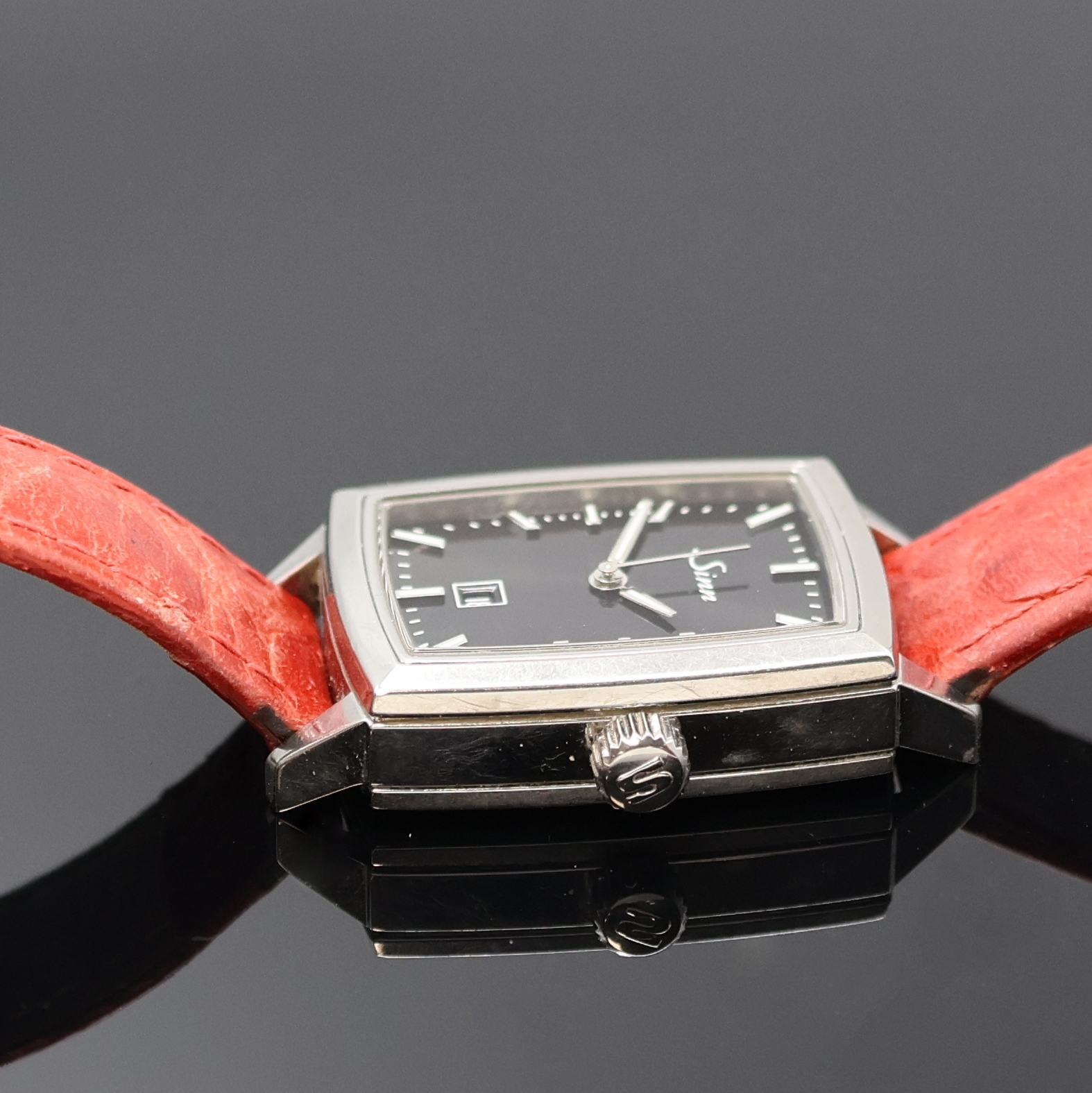 Detail b: SINN Damenarmbanduhr Referenz 243 in Titan, Schweiz um 2005, Automatik, Boden 4-fach verschr., schwarzes Zifferbl. m. aufges. Leuchtind., ...