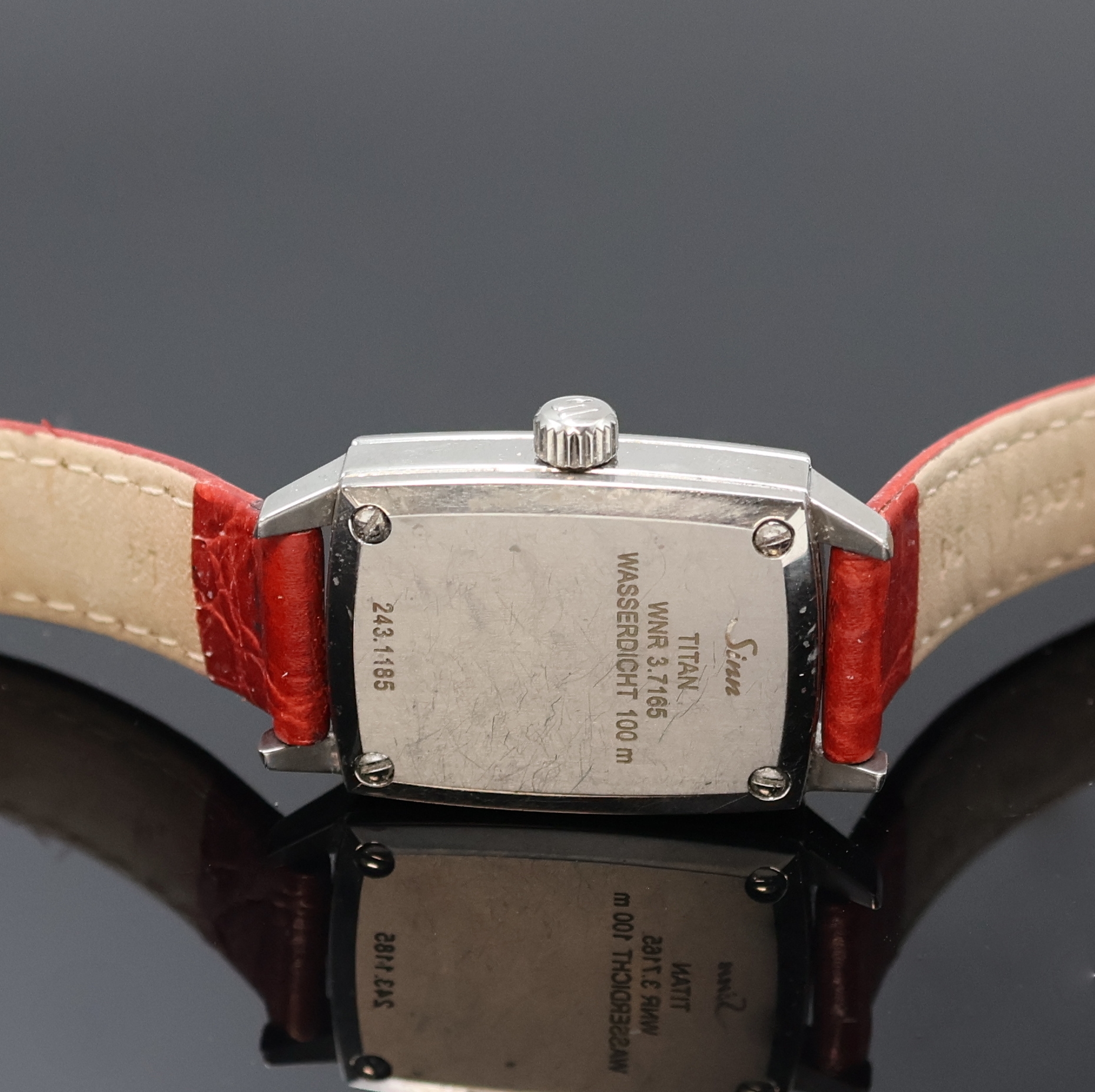 Detail c: SINN Damenarmbanduhr Referenz 243 in Titan, Schweiz um 2005, Automatik, Boden 4-fach verschr., schwarzes Zifferbl. m. aufges. Leuchtind., ...