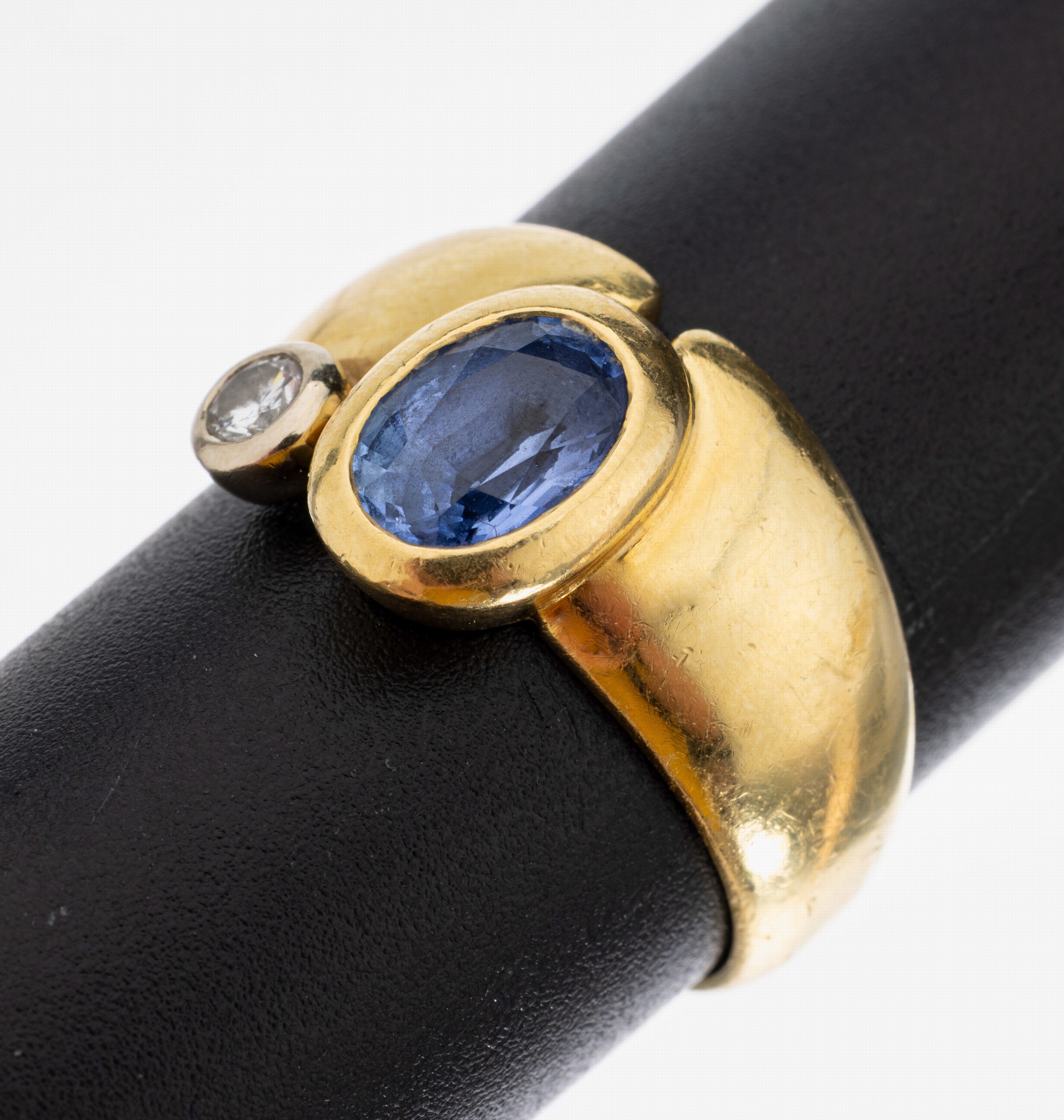 18 kt Gold MANFREDI Saphir-Brillant-Ring, GG 750/000, ovalfacett. Saphir ca. 1.60 ct, Brillant ca. 0.12 ct Feines Weiß/vs, RW 57, ca. 8.7 g