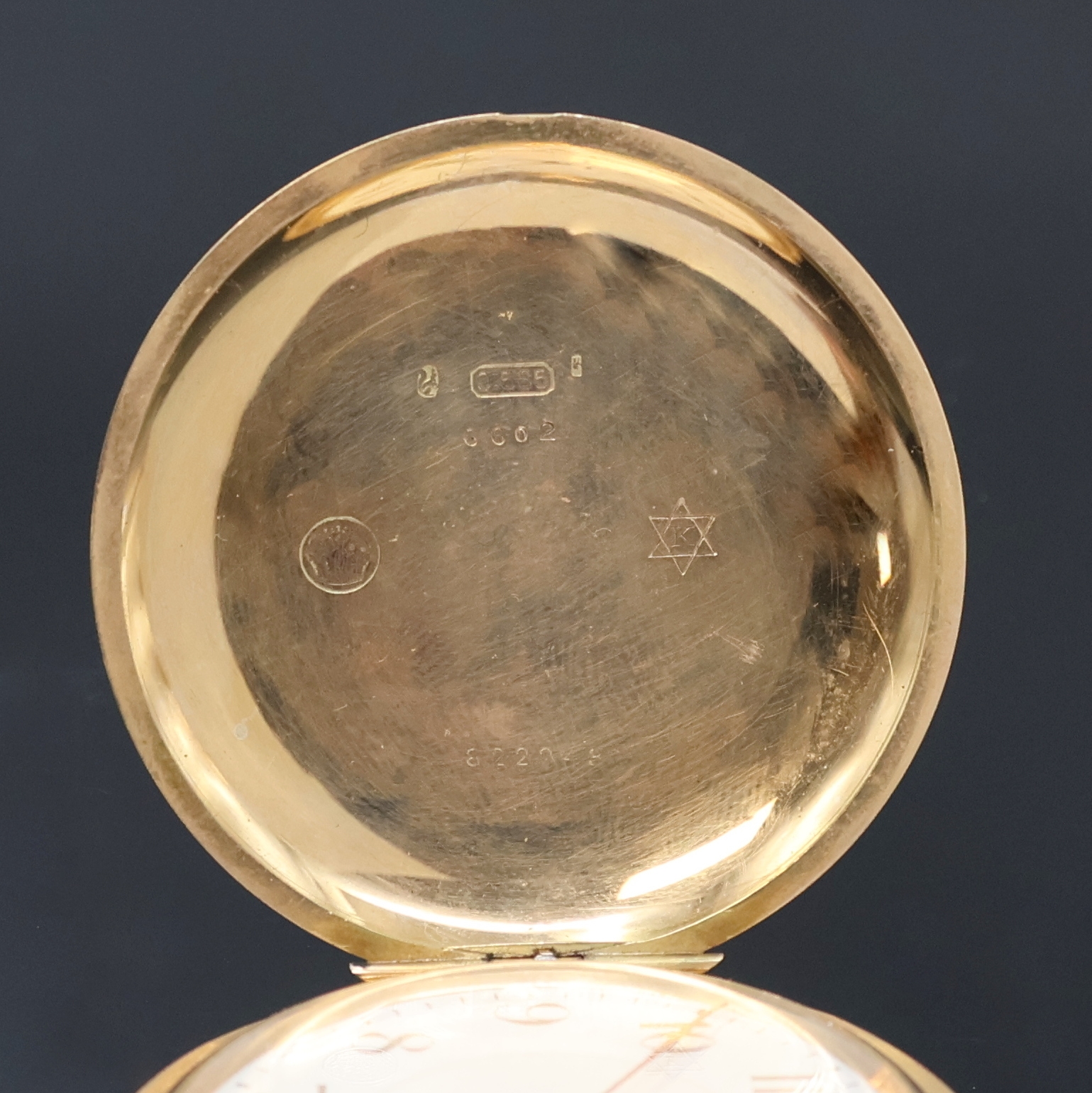 Detail c: UNICUM Herrensavonette in GG 585/000, Hausmarke der Firma Moritz Kohn Berlin, um 1910, glattes Geh. dell., Sprungdeckel m. Monogramm, Metallcuvette, ...