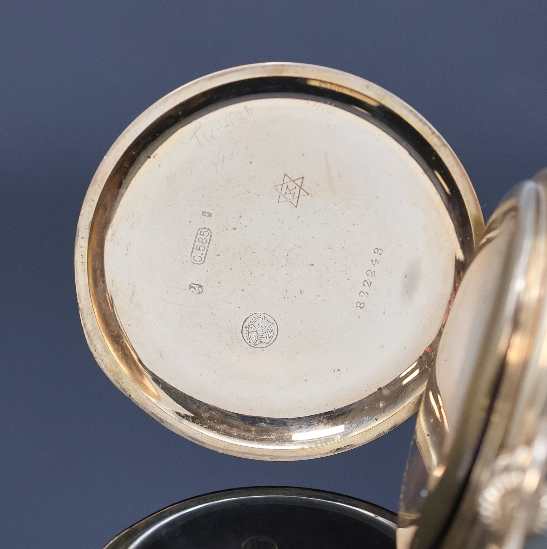 Detail e: UNICUM Herrensavonette in GG 585/000, Hausmarke der Firma Moritz Kohn Berlin, um 1910, glattes Geh. dell., Sprungdeckel m. Monogramm, Metallcuvette, ...