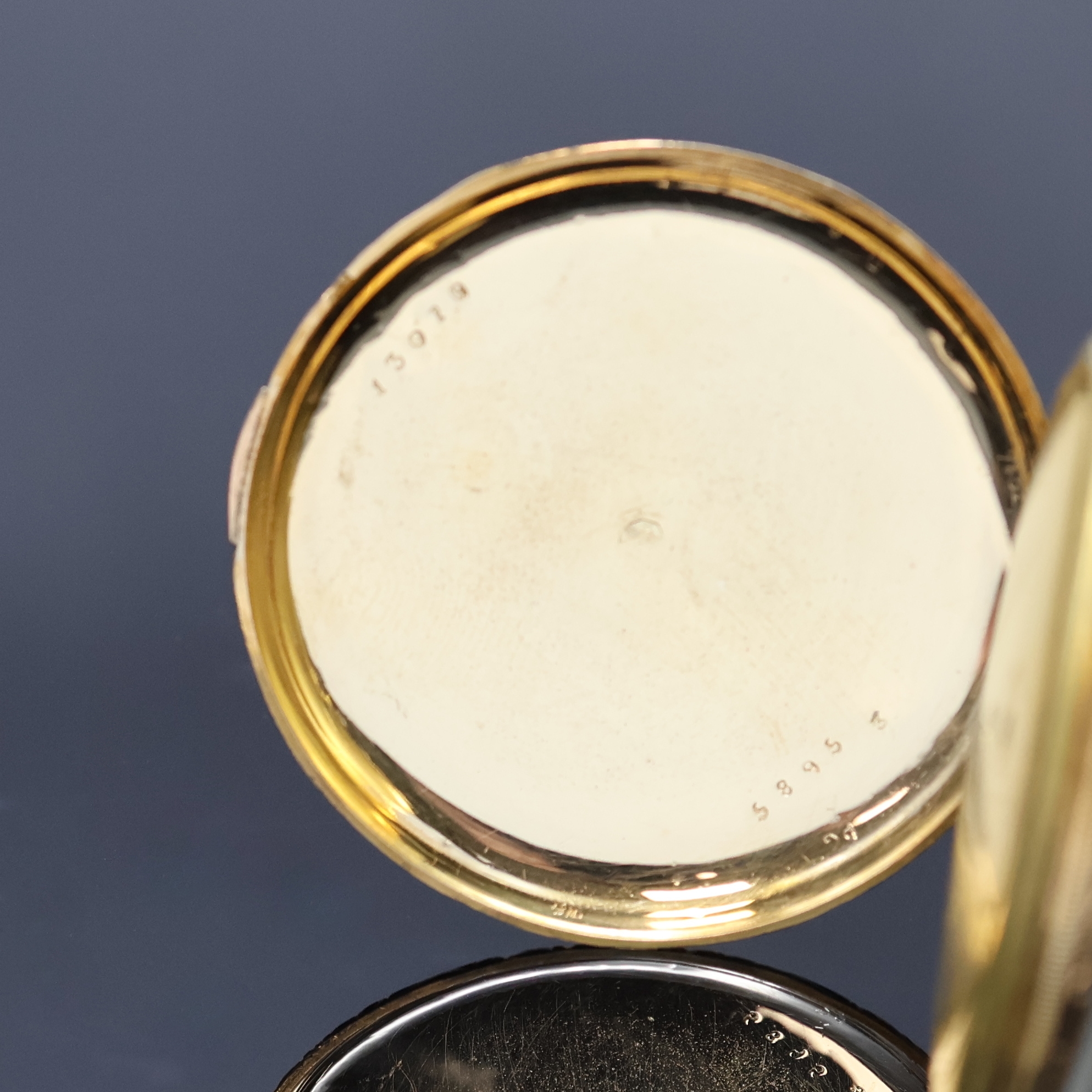 Detail b: Offene Herrentaschenuhr in GG 750/000, Schweiz um 1840, floral grav. u. guill. Geh. dell., verg. Cuvette, sign., vers. Zifferbl. m. röm. Zahlen, ...