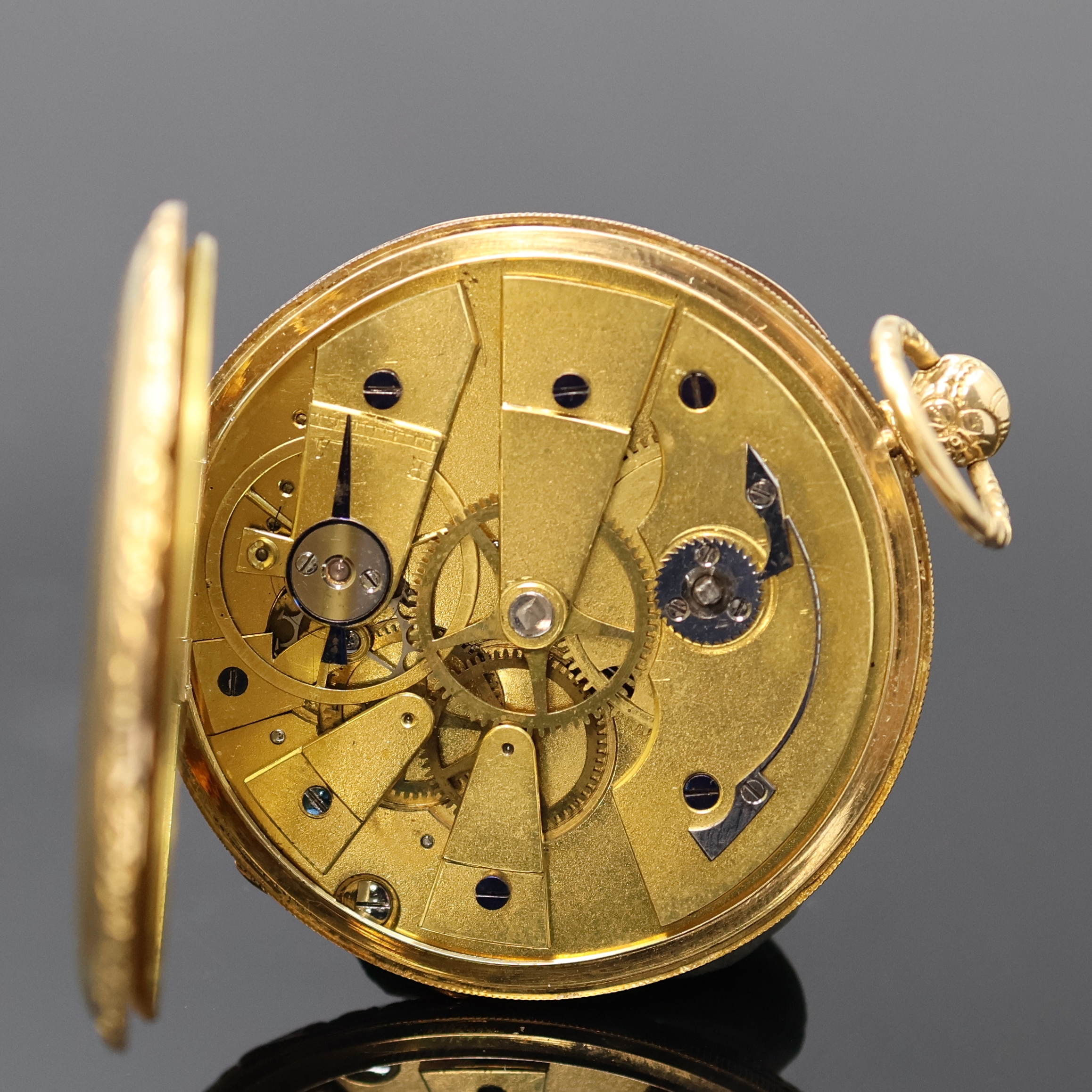 Detail d: Offene Herrentaschenuhr in GG 750/000, Schweiz um 1840, floral grav. u. guill. Geh. dell., verg. Cuvette, sign., vers. Zifferbl. m. röm. Zahlen, ...