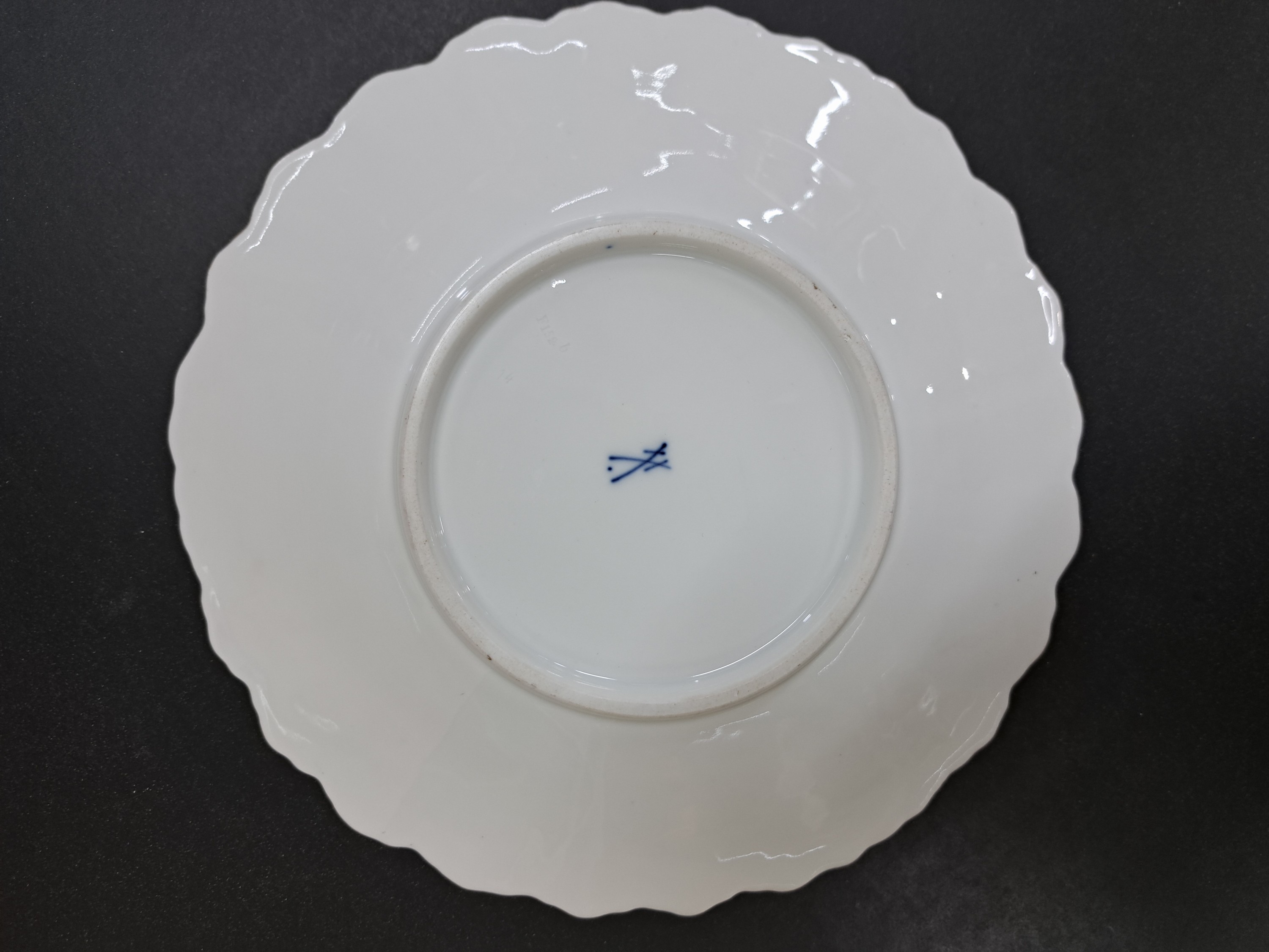 Detail b: Prunkteller, Meissen, Pfeifferzeit um 1924-33, 1. Wahl, reliefiert und reich glanzvergoldet, mittig Dekor von Edelweiß auf kobaltblauem Grund, D. ...