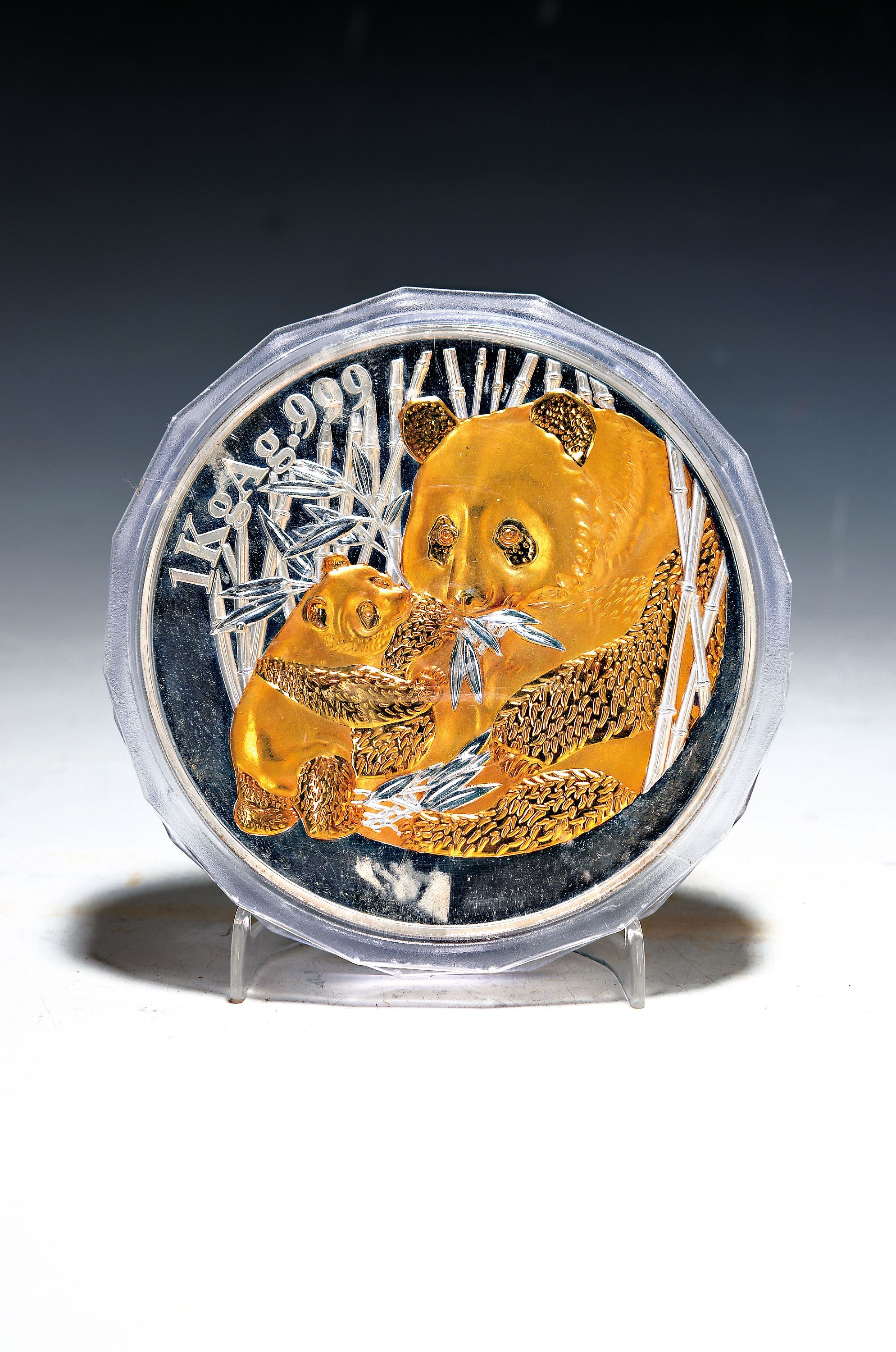 Plakette, 1000g 999er Silber, China, AV mit reliefierten Panda-Bären, RV mit Pagode und Schriftzeichen, bez. 1KgAG. 999, D. ca. 12cm, in Plexi-Etui ...