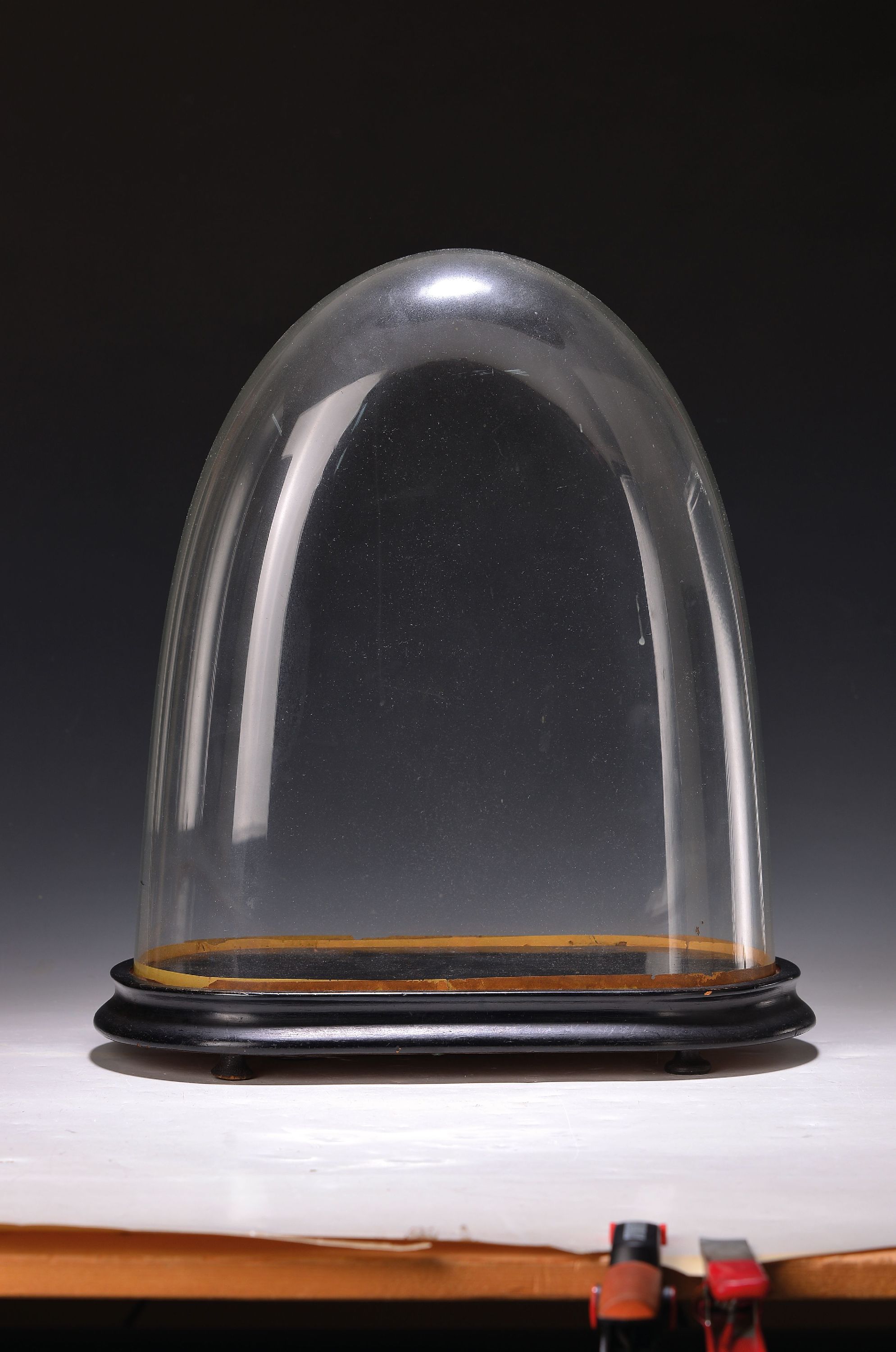 Detail a: Pendule, mit Mineralglasdom, Frankreich, um 1880, profilierter Holzsockel mit Glasdom (leicht unpassend), verziertes Regule Gehäuse, mit partieller ...