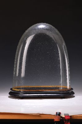 26949679a - Pendule, mit Mineralglasdom, Frankreich, um 1880, profilierter Holzsockel mit Glasdom ...
