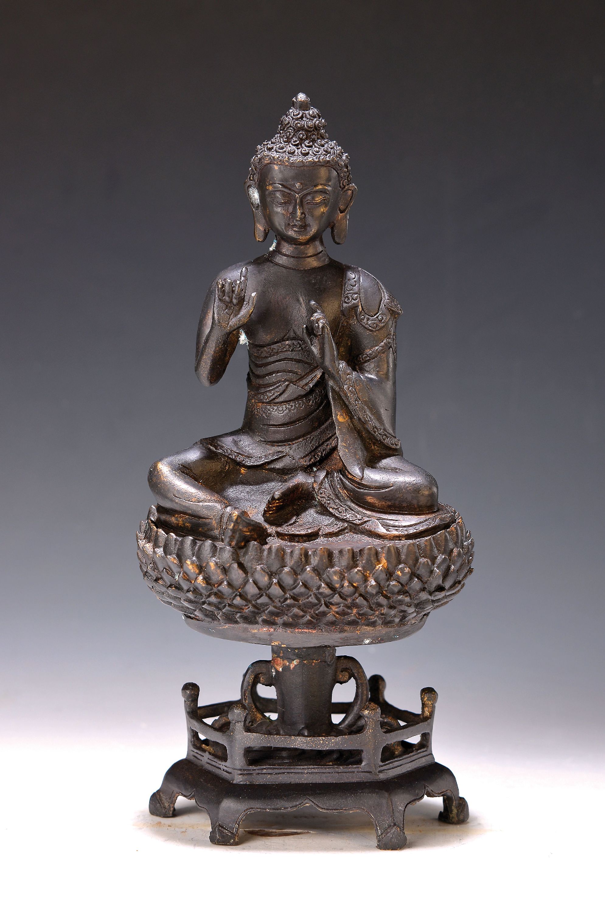 Buddha, China, 20. Jh., Bronze Geste der Argumentation, auf vielblättrigem Lotus- Sockel, H. ca. 31 cm