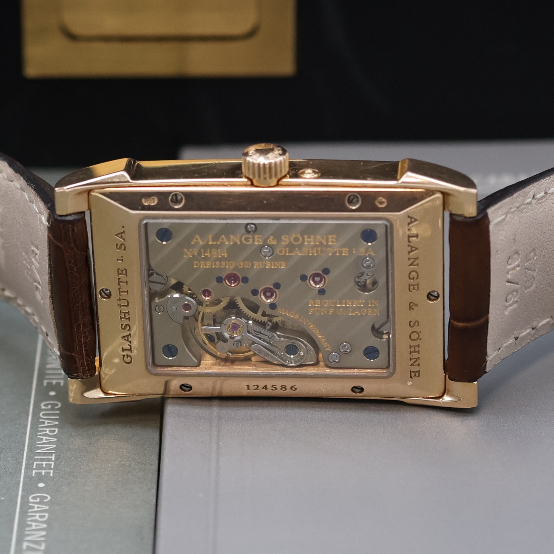 Detail d: A. LANGE & SÖHNE feine Herrenarmbanduhr Cabaret Referenz 107.031 in RoseG 750/000, Deutschland verk. lt. beil. Pap. 12/2000, Handaufzug, 2-teiliges, ...