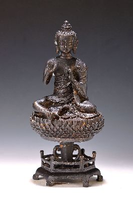 Image Buddha, China, 20. Jh., Bronze Geste der Argumentation, auf vielblättrigem Lotus- ...