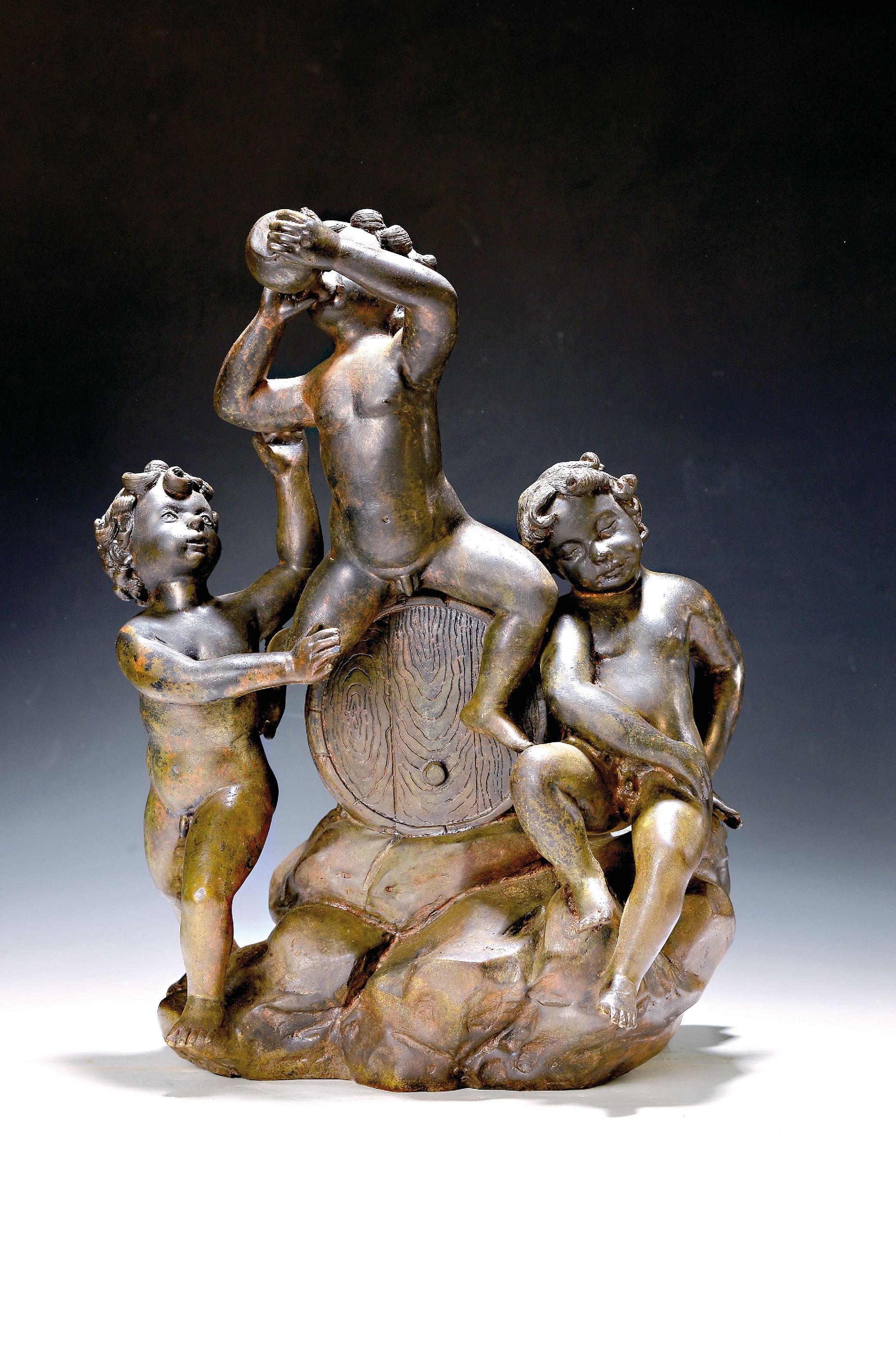 Monogrammist M.C., Bronzeskulptur, um 1900, drei Bacchanten um ein Fass, lebhafte naturalistische Darstellung, monogrammiert M.C., Gießerstempel ...