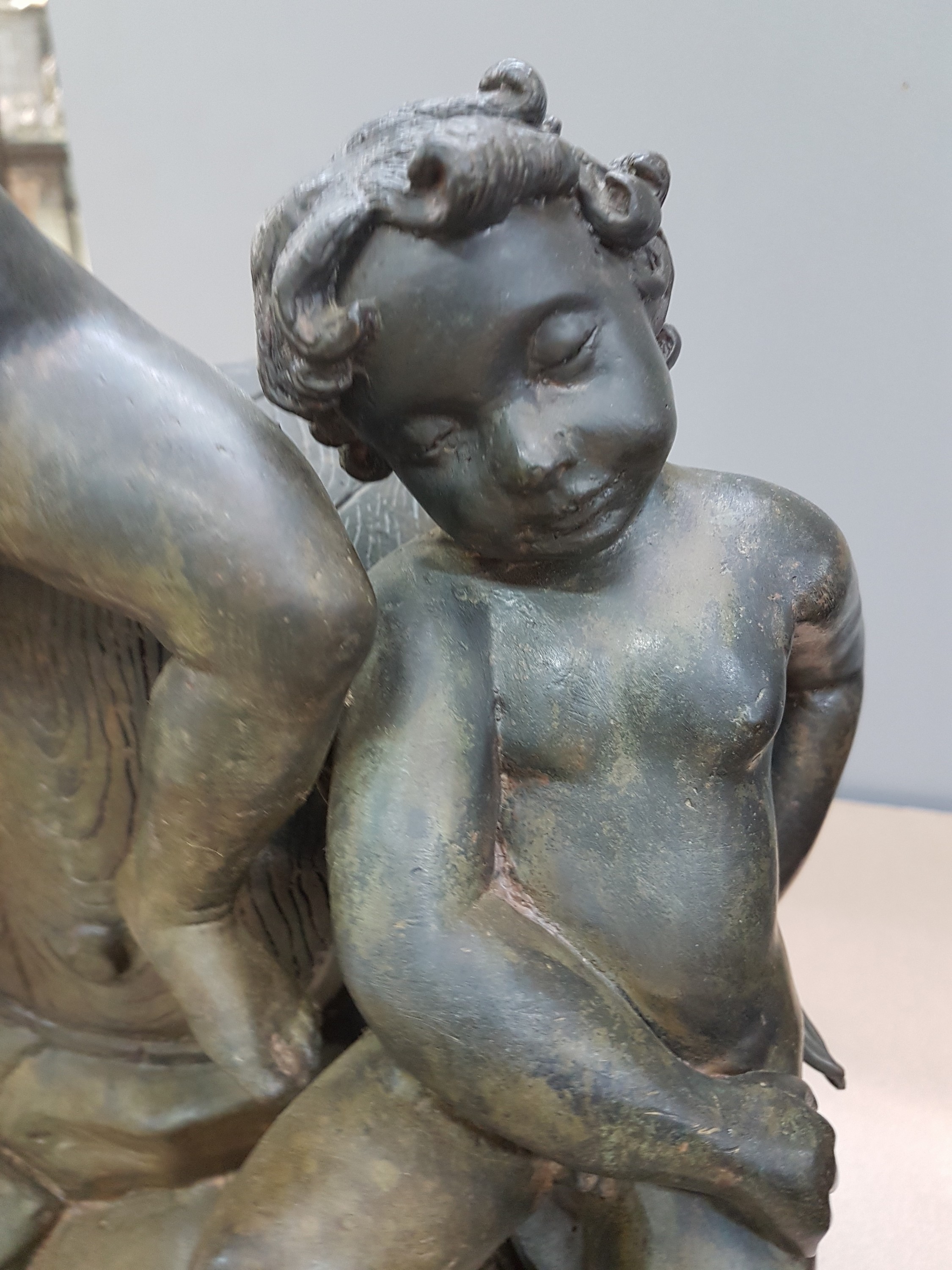 Detail c: Monogrammist M.C., Bronzeskulptur, um 1900, drei Bacchanten um ein Fass, lebhafte naturalistische Darstellung, monogrammiert M.C., Gießerstempel ...