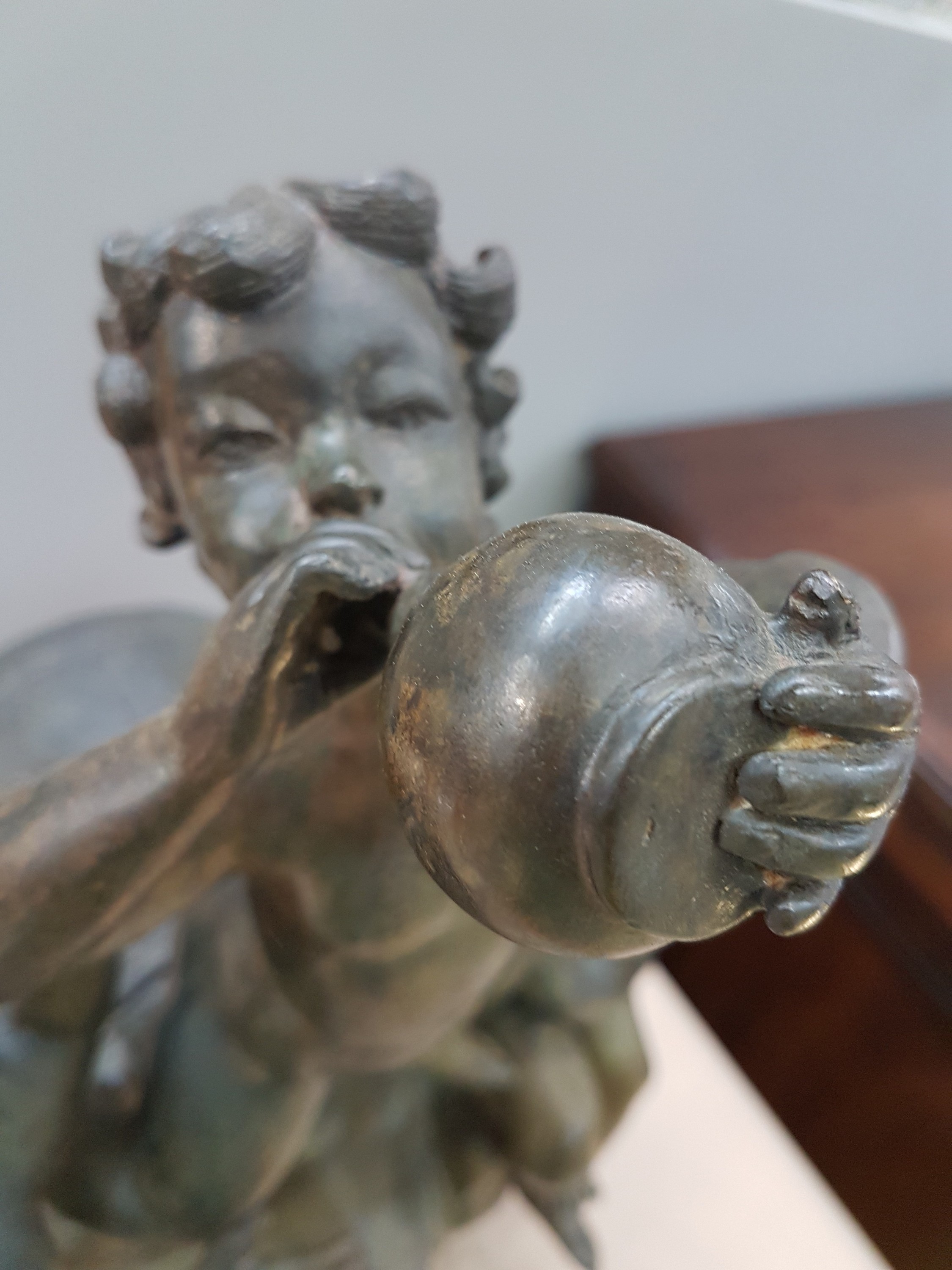 Detail d: Monogrammist M.C., Bronzeskulptur, um 1900, drei Bacchanten um ein Fass, lebhafte naturalistische Darstellung, monogrammiert M.C., Gießerstempel ...