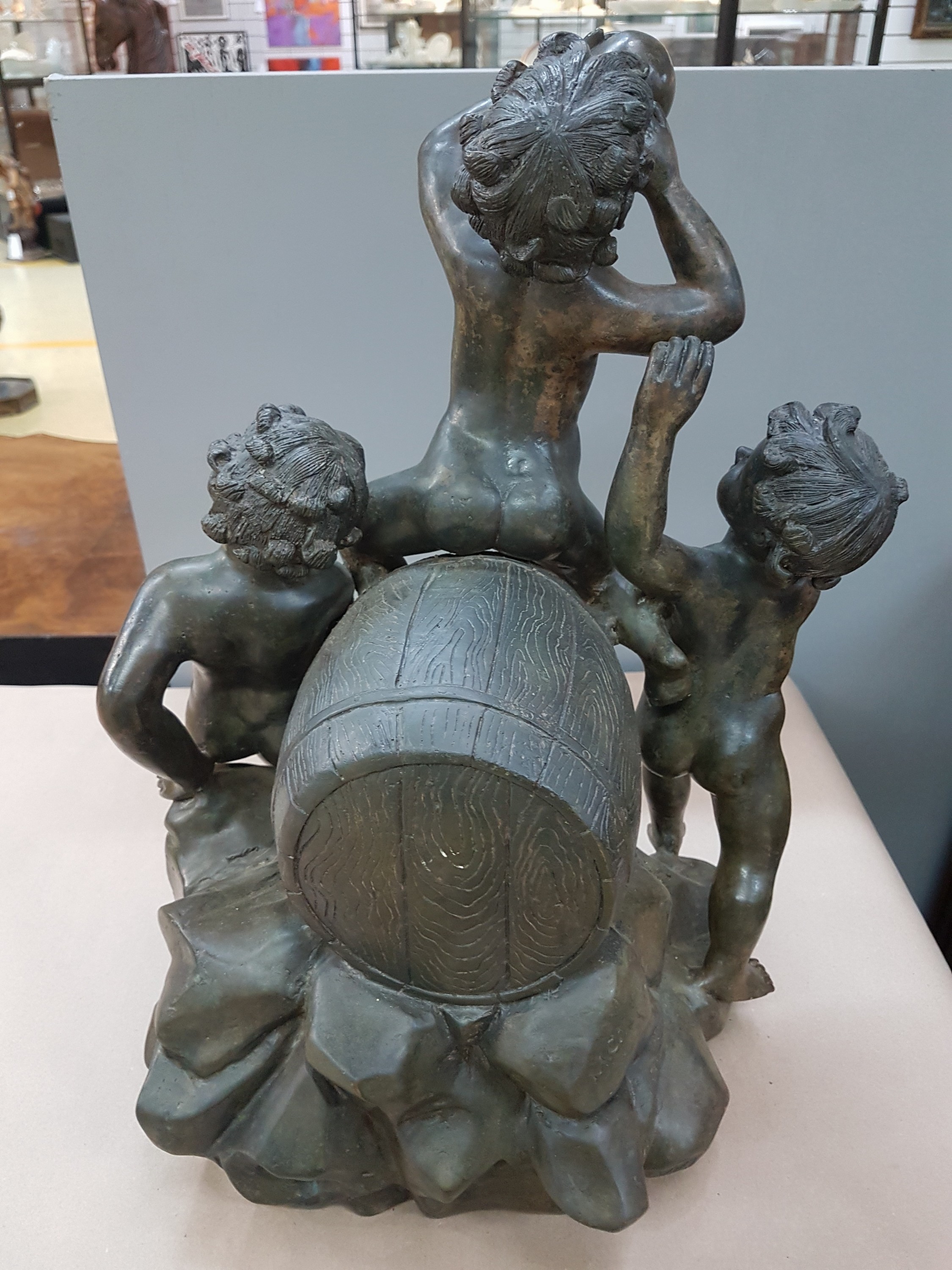 Detail g: Monogrammist M.C., Bronzeskulptur, um 1900, drei Bacchanten um ein Fass, lebhafte naturalistische Darstellung, monogrammiert M.C., Gießerstempel ...
