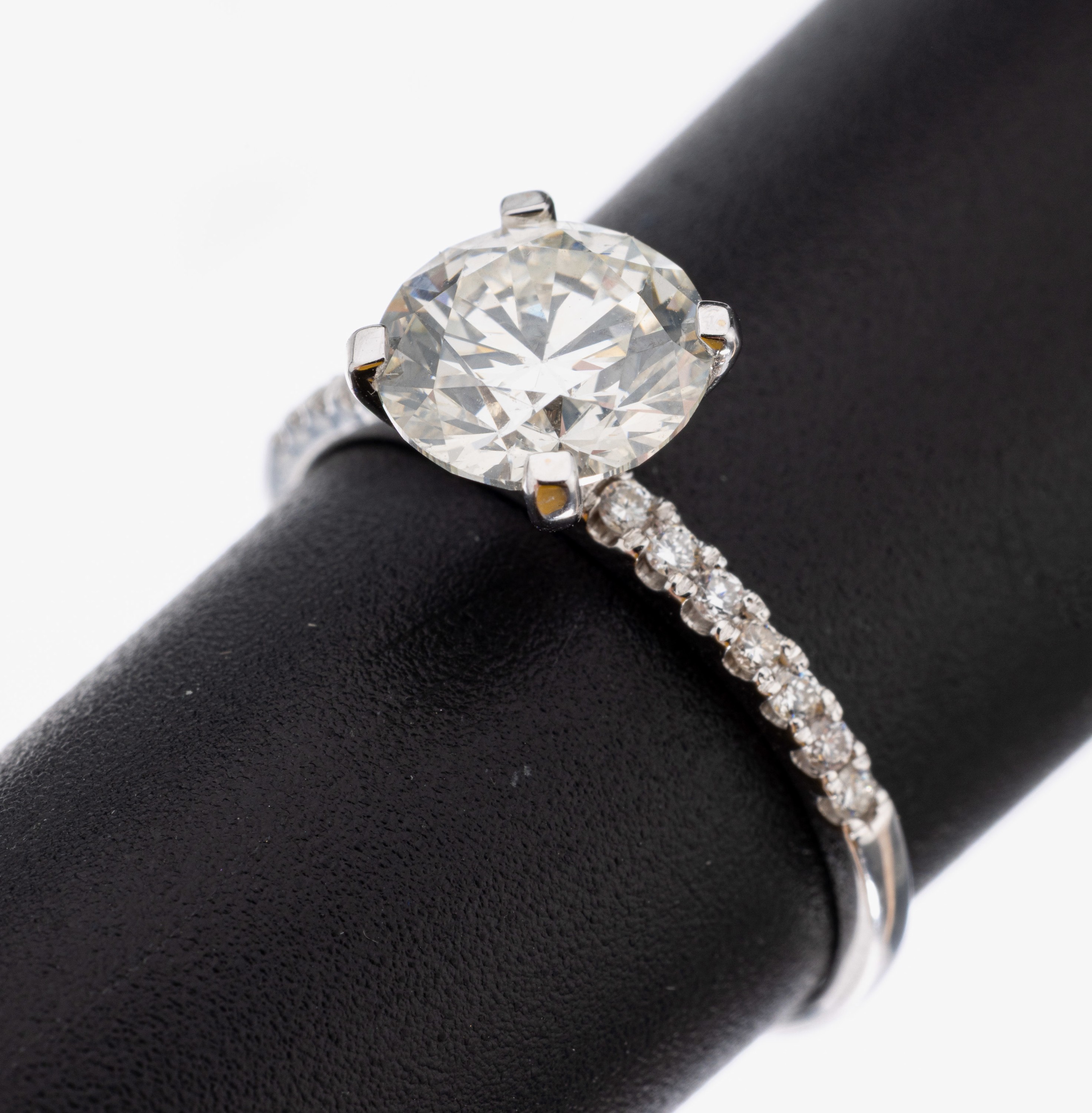 18 kt Gold Brillant-Ring, WG 750/000, Brillant ca. 1.51 ct feines Weiß+(F)/vs1, Ringschultern mit 14 Brillanten zus. ca. 0.12 ct feines ...