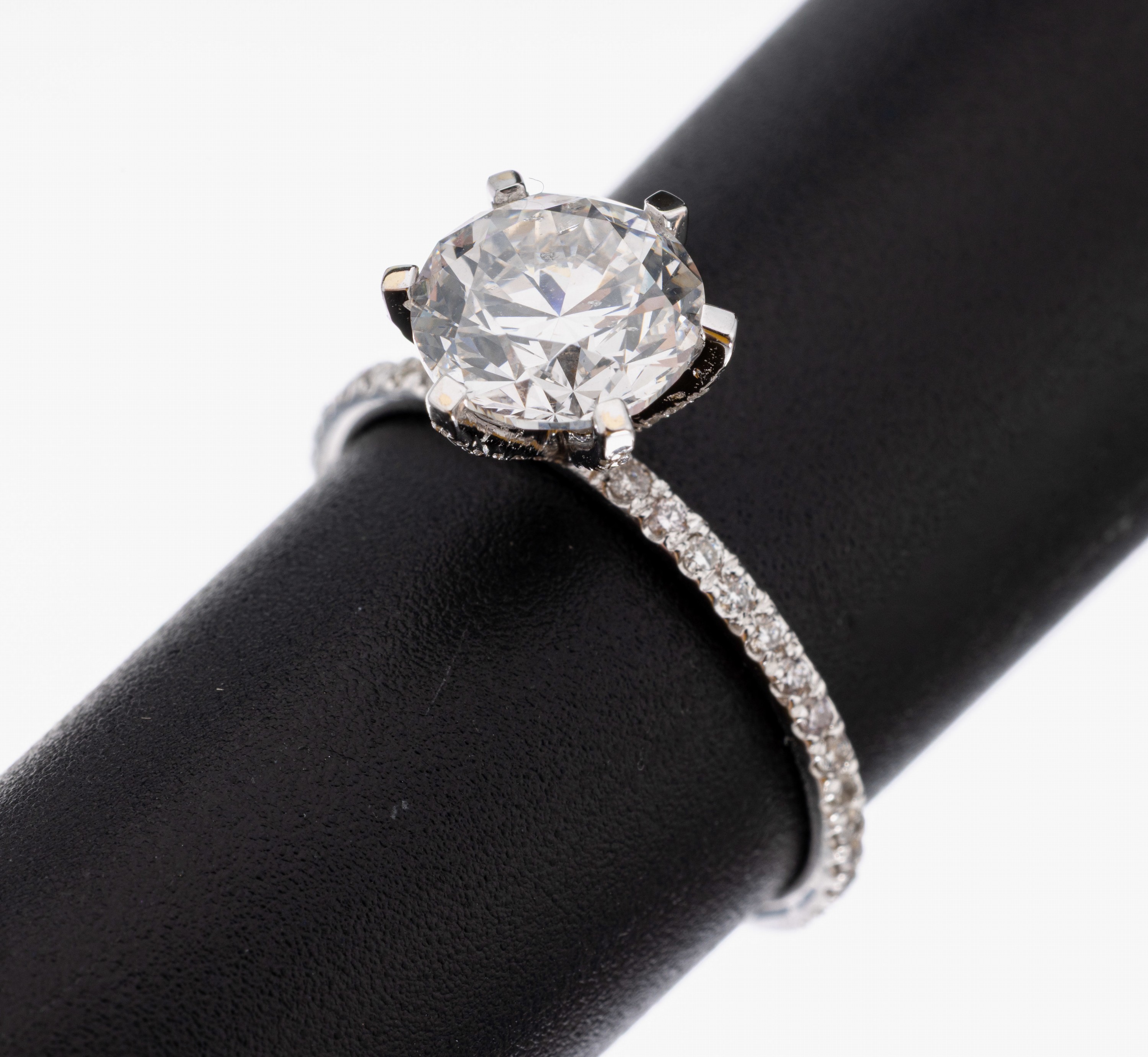 18 kt Gold Brillant-Ring, WG 750/000, Brillant ca. 1.73 ct hochfeines Weiß+(D)/si2, Ringschultern mit 28 Brillanten zus. ca. 0.34 ct hochfeines ...