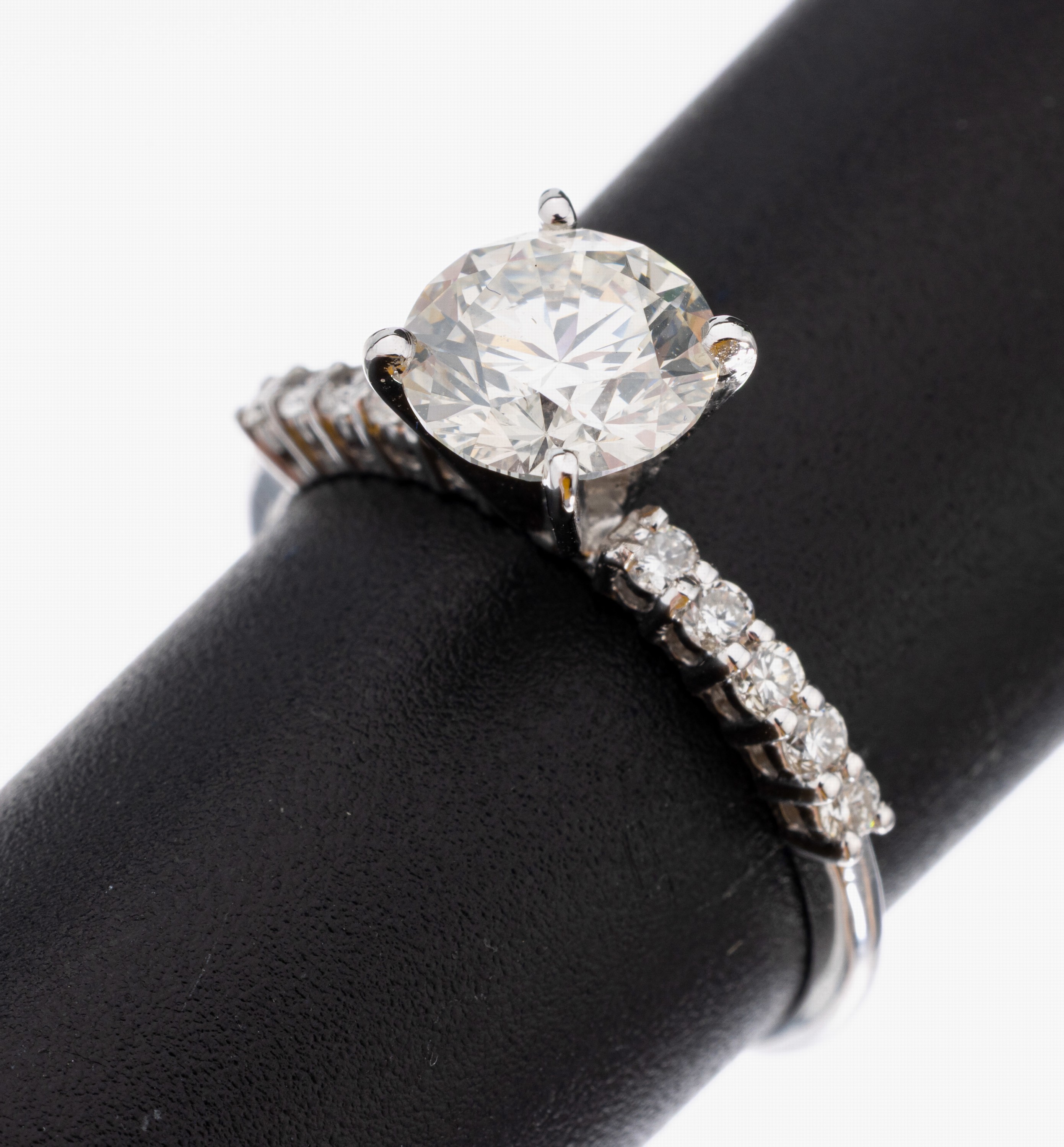 18 kt Gold Brillant-Ring, WG 750/000, Brillant ca. 1.52 ct feines Weiß(G)/si, Ringschultern mit 10 Brillanten zus. ca. 0.25 ct hochfeines ...