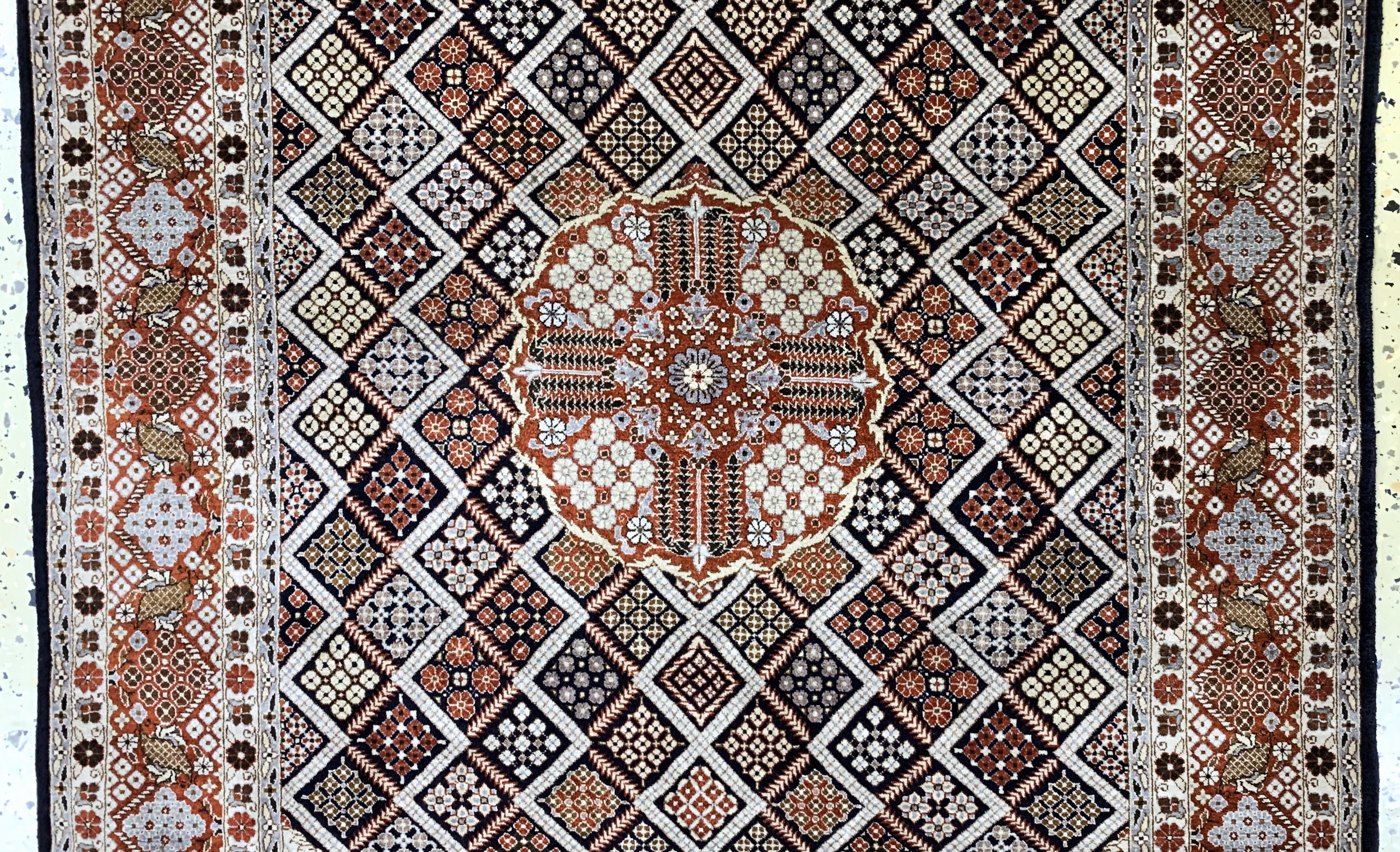 Detail b: Hereke Seide fein, China, Mitte 20.Jhd, reine Naturseide, ca. 155 x 95 cm, ca. 1,0 Mio. Kn/qm, EHZ: 2