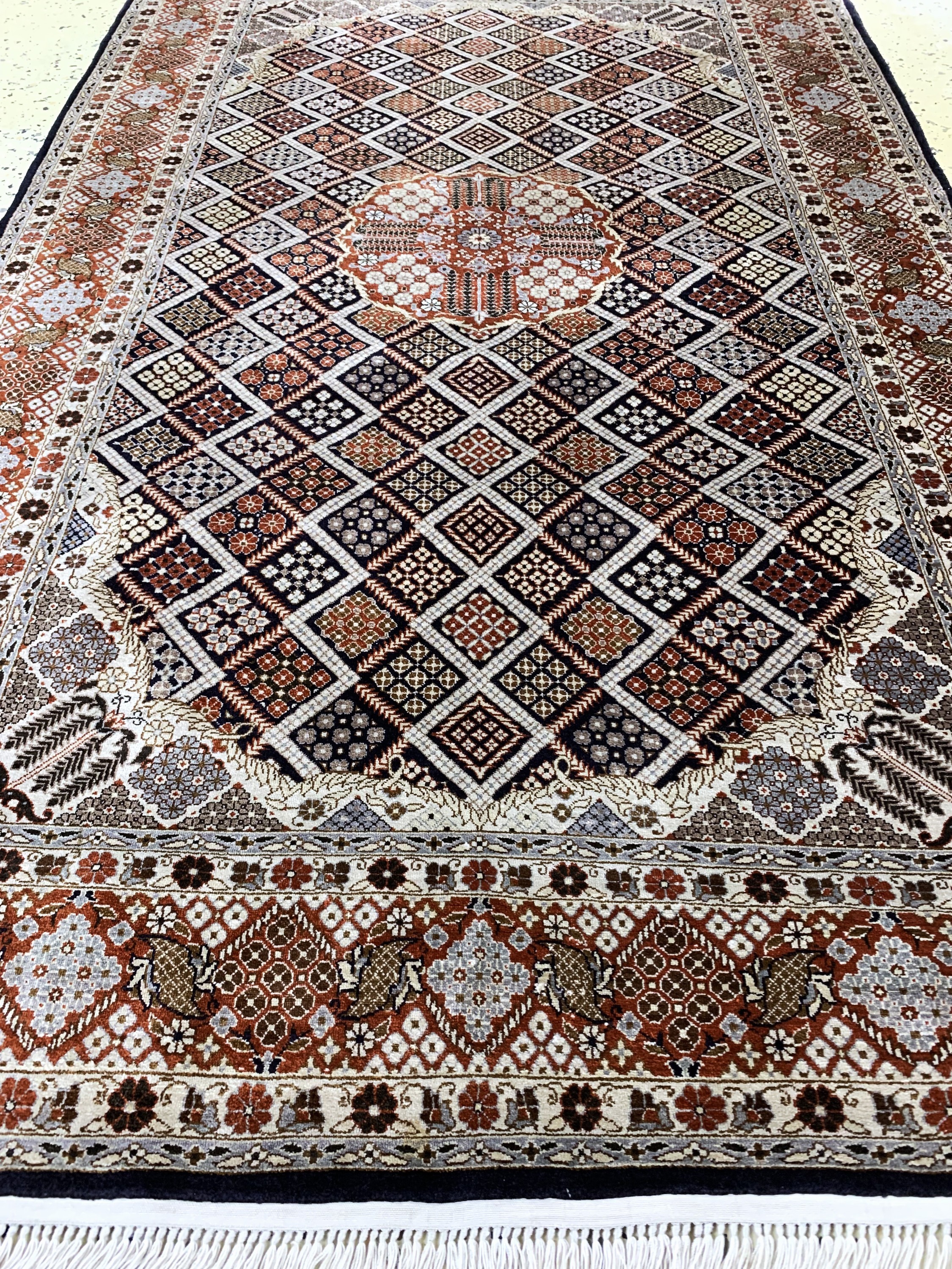 Detail d: Hereke Seide fein, China, Mitte 20.Jhd, reine Naturseide, ca. 155 x 95 cm, ca. 1,0 Mio. Kn/qm, EHZ: 2