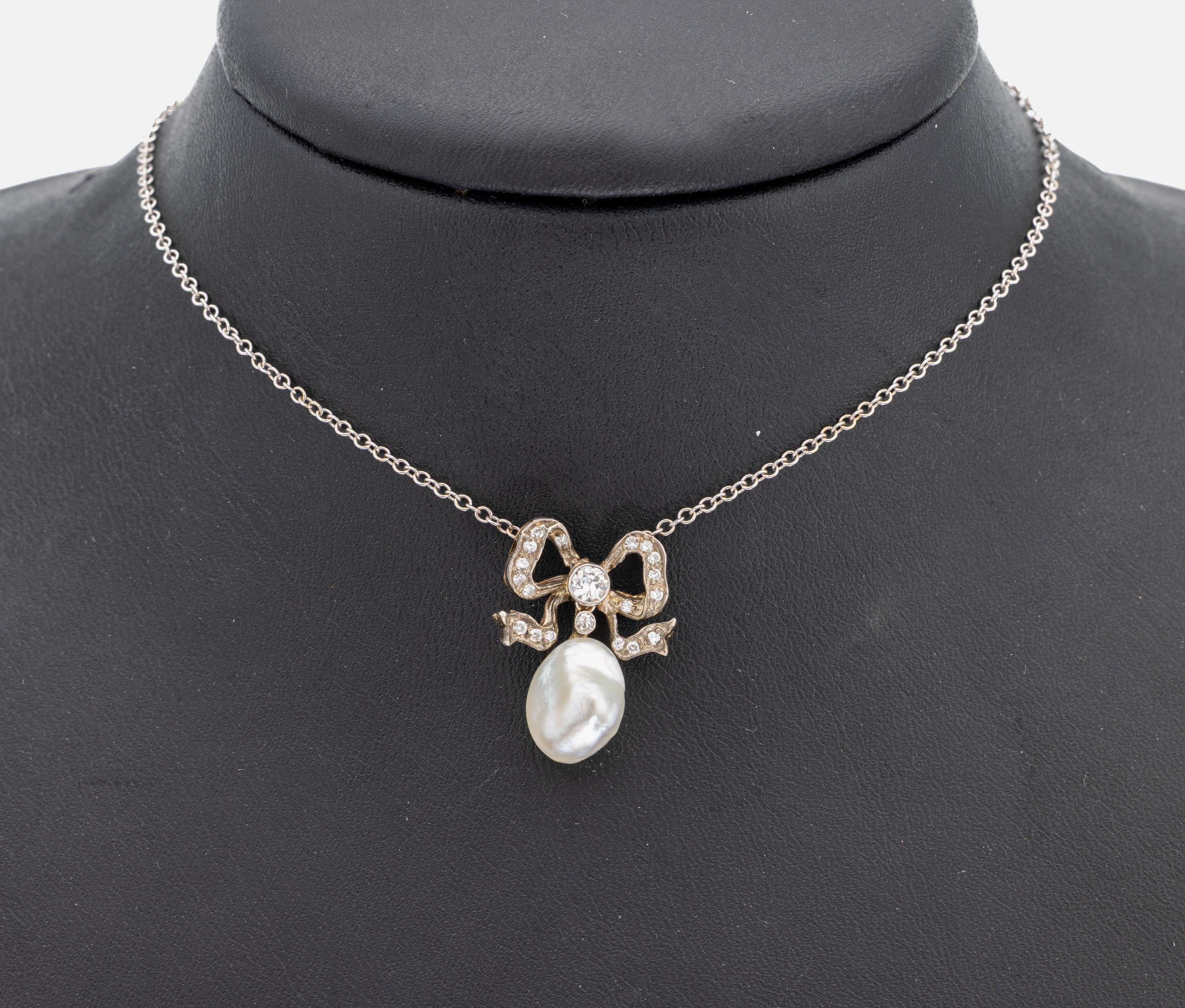 8 kt Gold Diamant-Perl-Collier, um 1880-90, RoseG 333/000 gepr., Schauseite Silber, Schleifenform, 20 Altschliffdiamanten zus. ca.0.28 ct Weiß/p, 1 ...