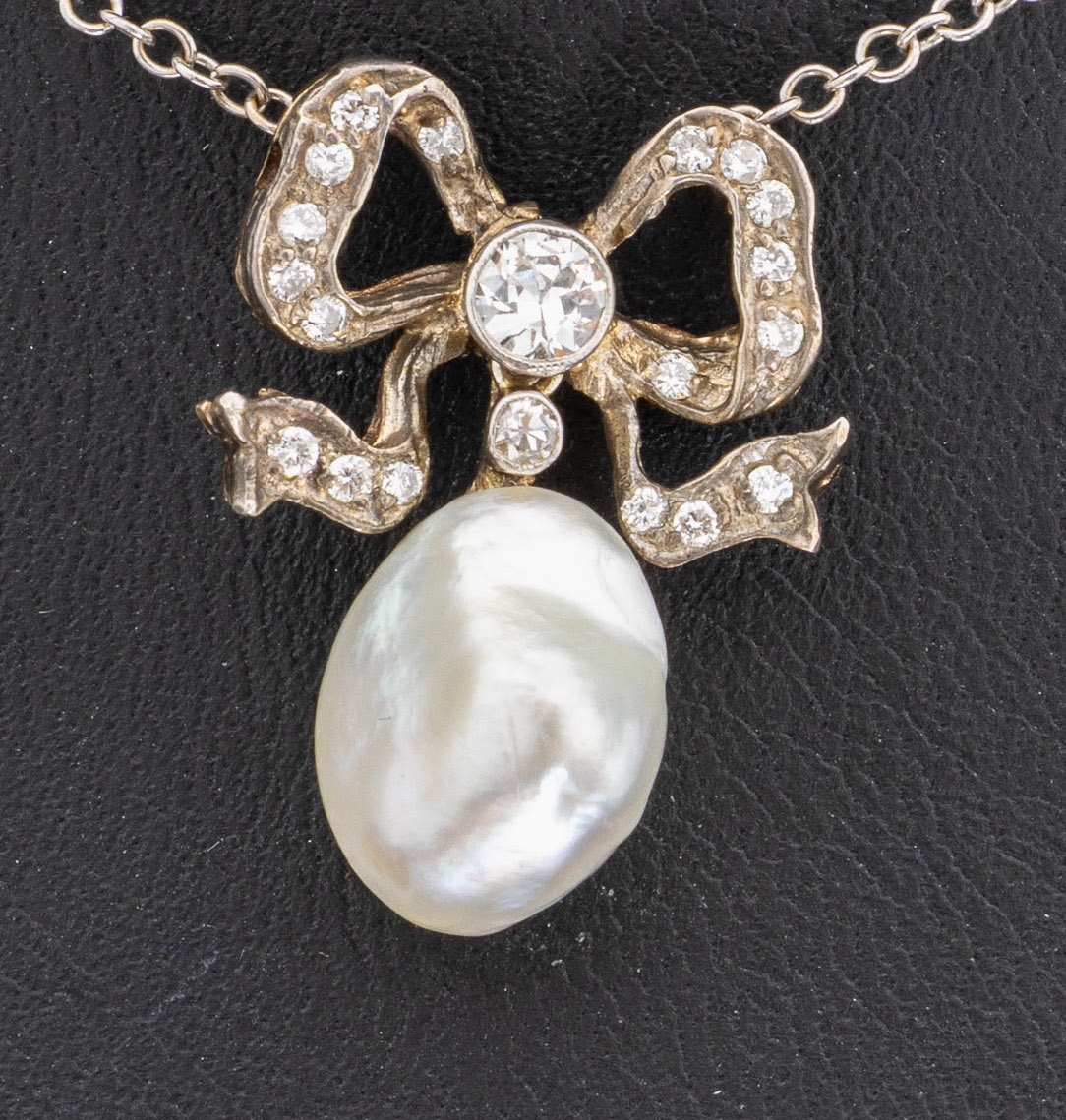 Detail a: 8 kt Gold Diamant-Perl-Collier, um 1880-90, RoseG 333/000 gepr., Schauseite Silber, Schleifenform, 20 Altschliffdiamanten zus. ca.0.28 ct Weiß/p, 1 ...