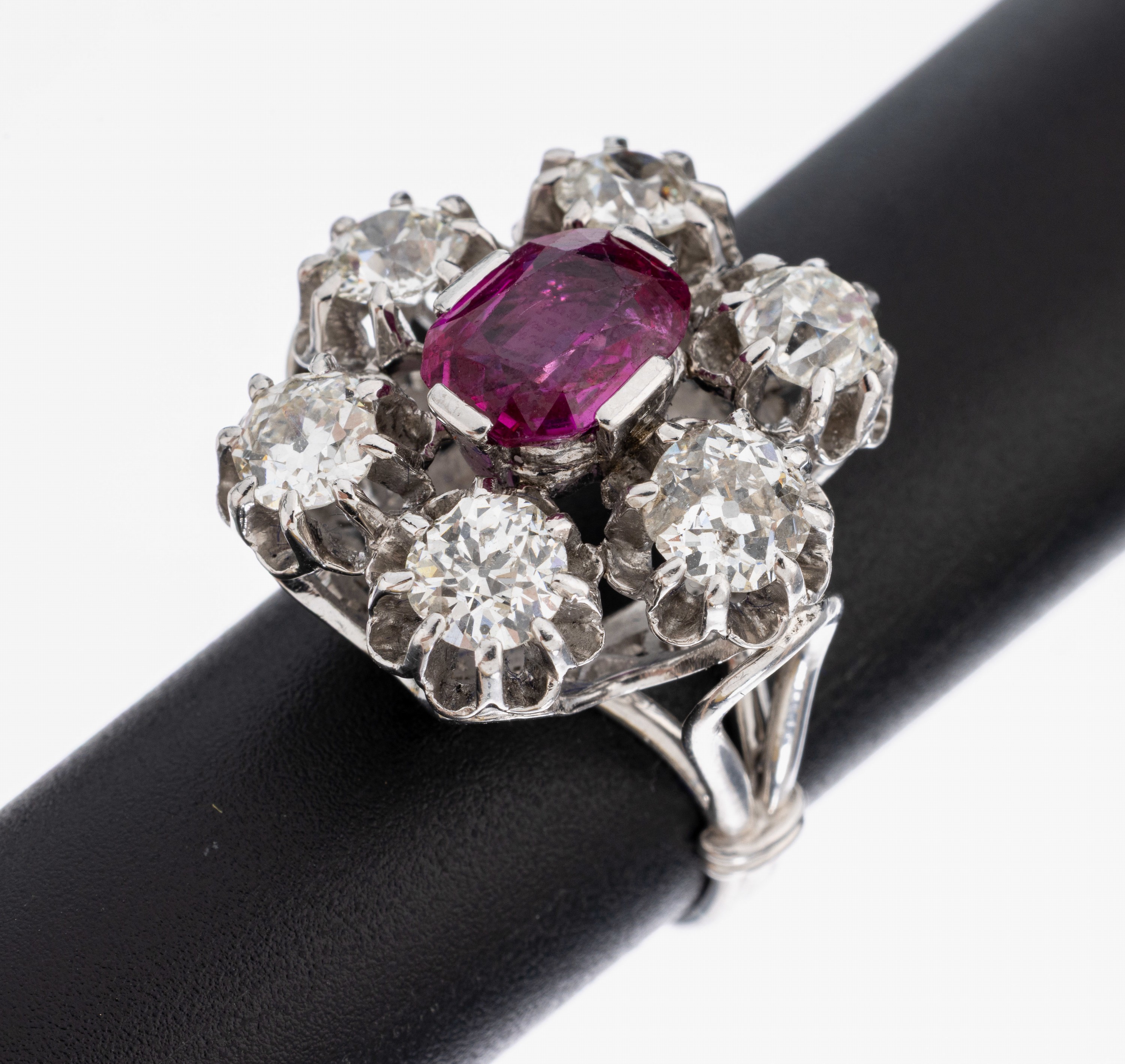 Detail a: 18 kt Gold Rubin-Diamant-Ring, um 1870/80, GG 750/000 und Silber, sek. rhodiniert, facett. feiner Rubin (Pink Rubin) ca. 1.25 ct,6 ...