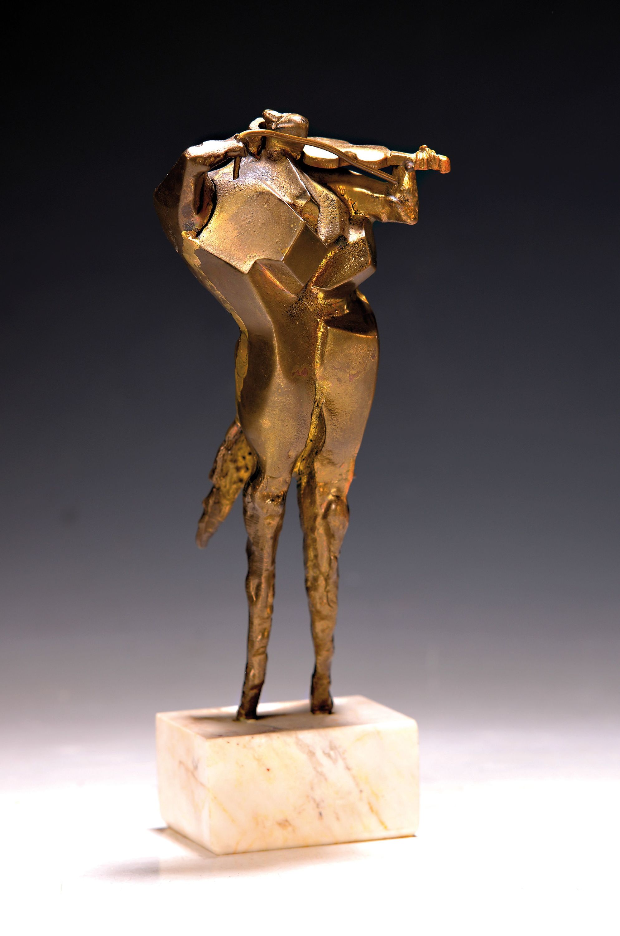 Stavri Kalinov, 1944-2023, Geiger, Bronzeskulptur, sign., Marmorsockel, Gesamth. ca. 25cm