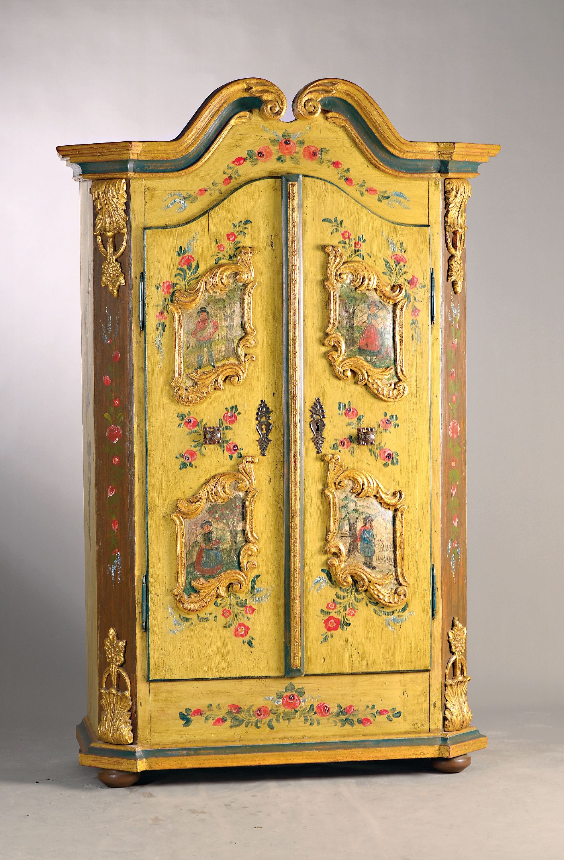 Irschenberger Barockschrank, 19.Jh., zweitürig, Holz gefaßt, Fassung z.T. erneuert, feine Malerei mit Bauern-Szenerie, aufgelegte Schnitzereien aus ...