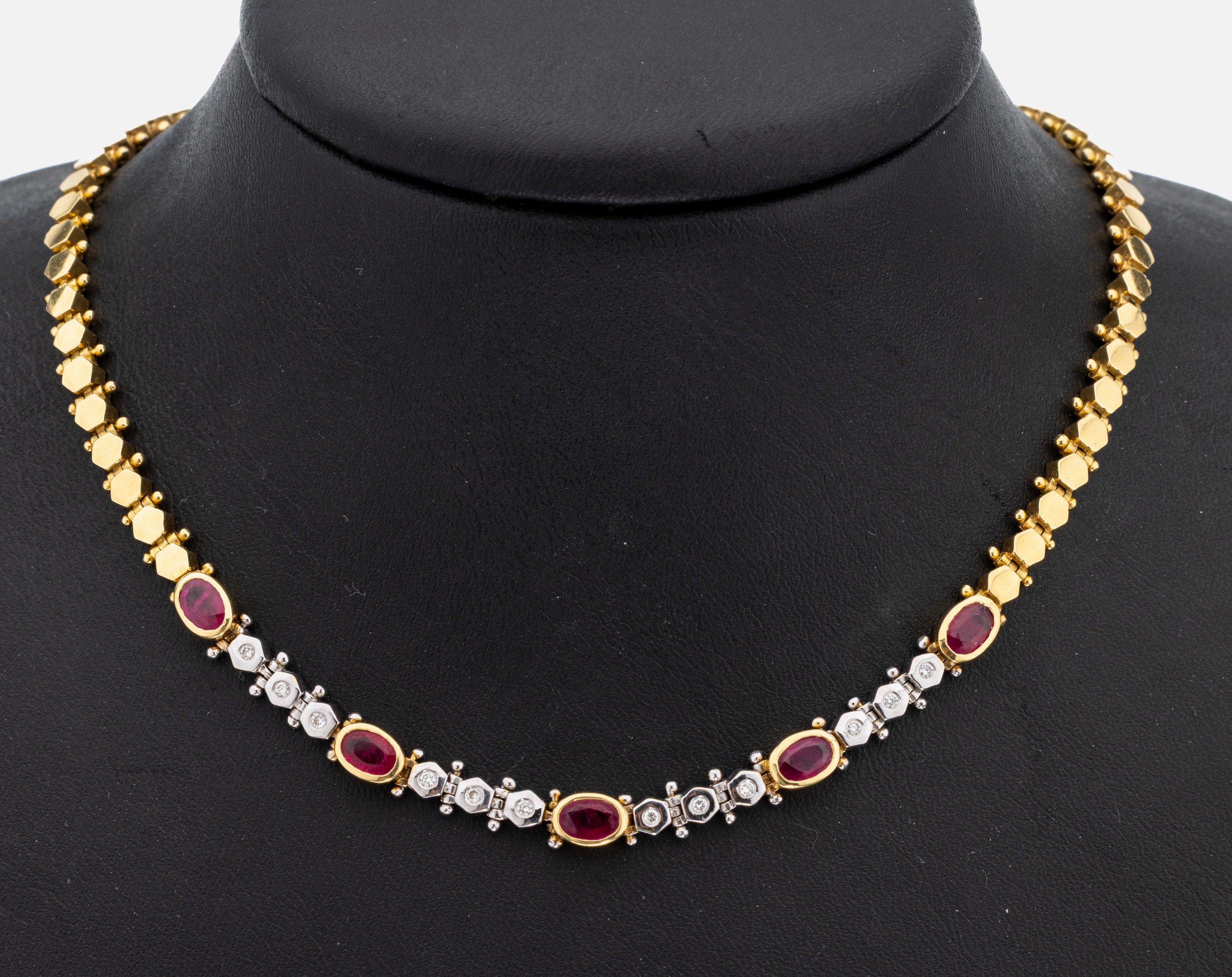 18 kt Gold Rubin-Brillant-Collier, GG/WG 750/000, qualitätvolle Verarbeitung, 5 ovalfacett. Rubine von schöner Farbe zus. ca. 4.75 ct, 12 in WG ...