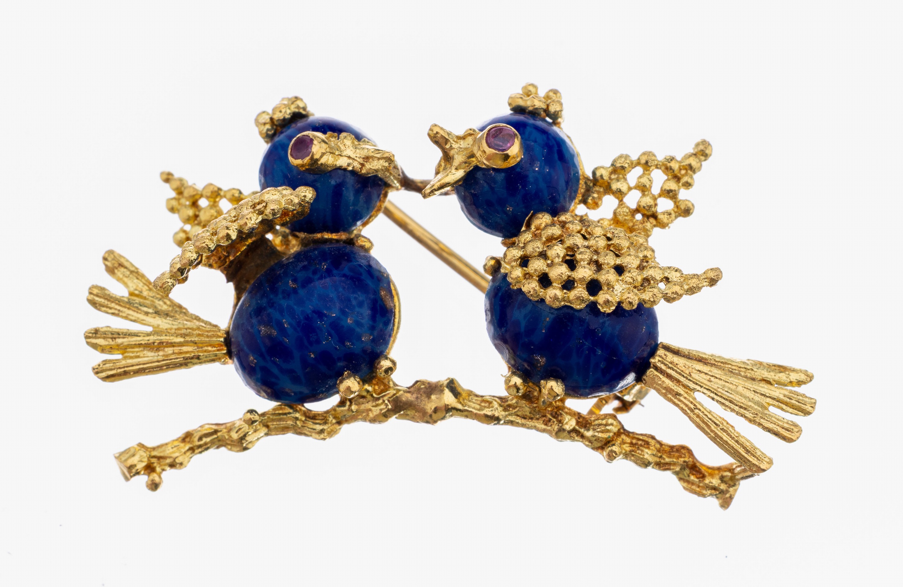 18 kt Gold Lapislazuli-Brosche, GG 750/000,Darstellung zweier Vögel auf Ast, Körper und Köpfe Lapislazuli-Cabochons, Augen m. kl. rundfacett. ...