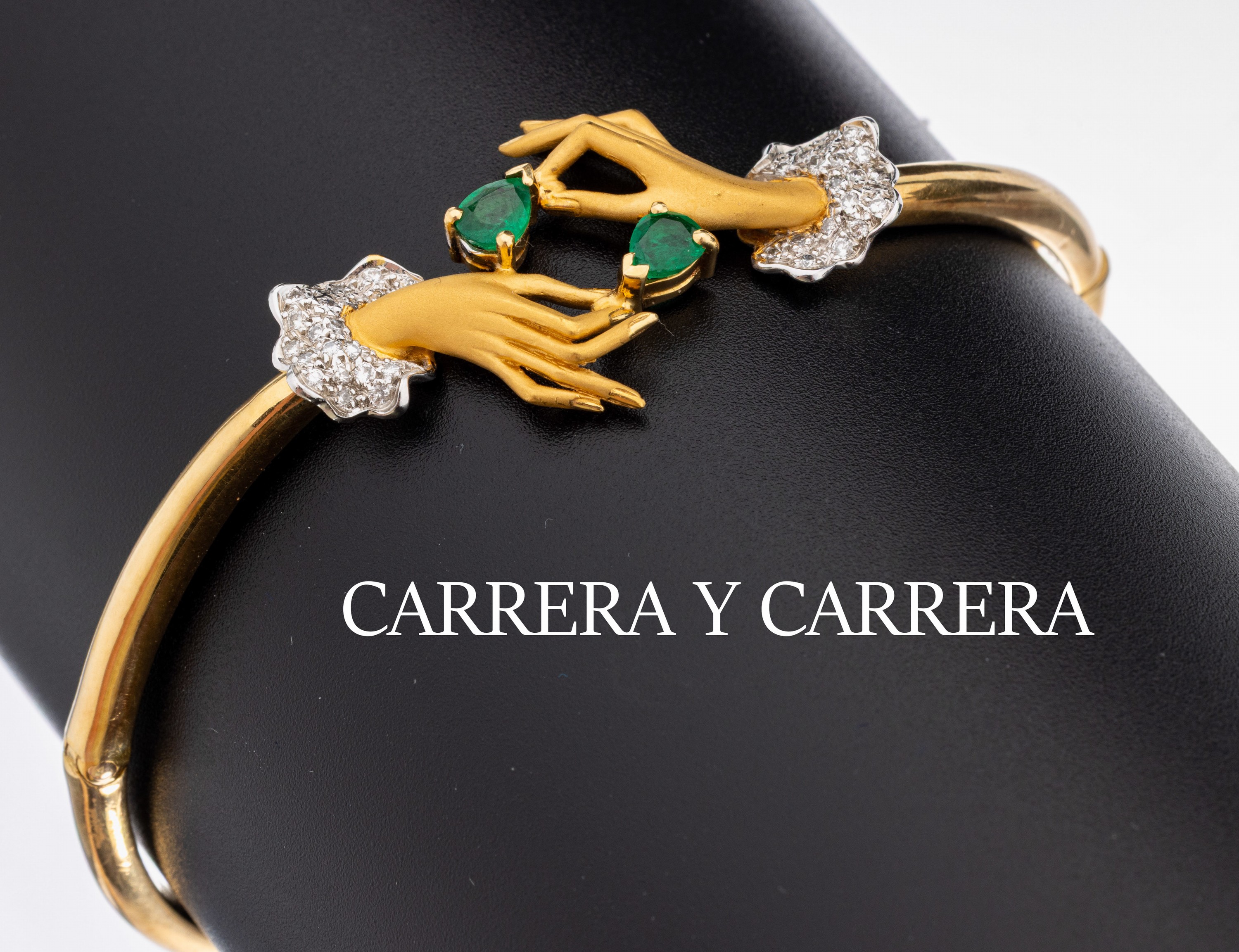 18 kt Gold CARRERA Y CARRERA Smaragd-Brillant-Armreif, GG/WG 750/000, 2 sat. Hände, 2 facett. Smaragd-Tropfen zus. ca. 0.35 ct, 42 in WG gefasste ...
