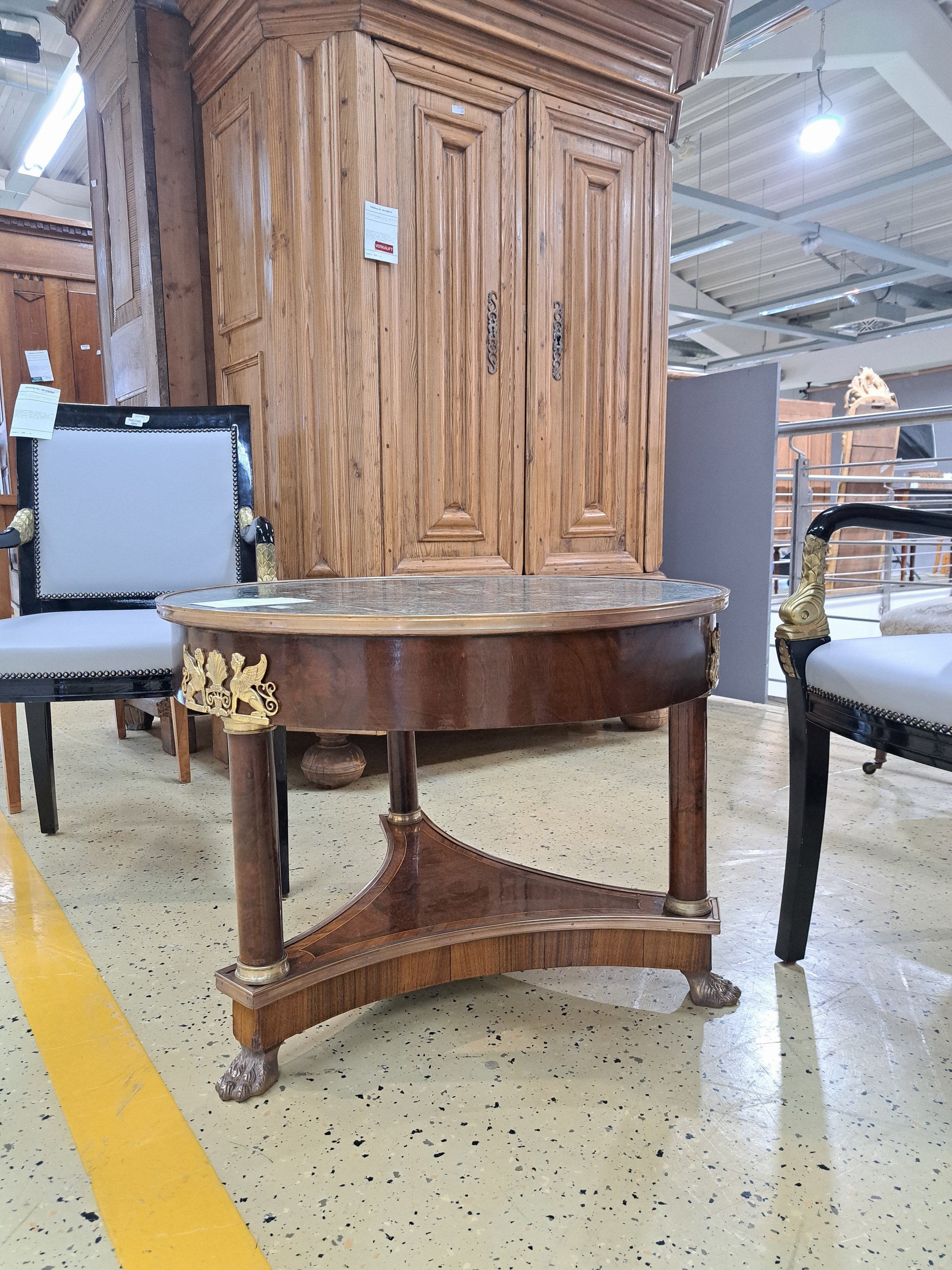 Detail a: Niedriger Salontisch, Frankreich, Empirestil, 2. Hälfte 19. Jh., Nußbaumfurnier, feine Bandeinlagen, mit eingelassener Marmorplatte, auf 3 ...