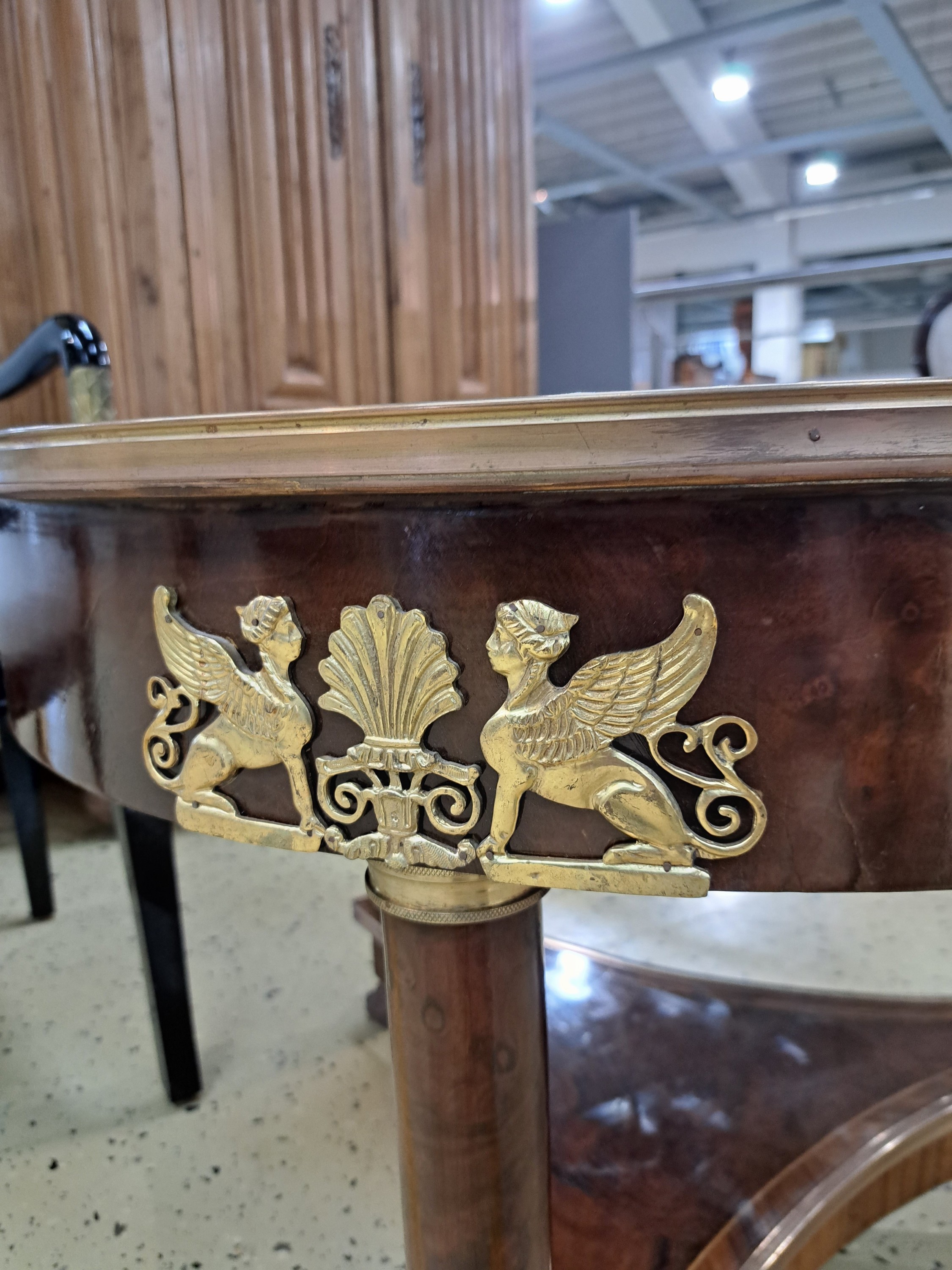 Detail d: Niedriger Salontisch, Frankreich, Empirestil, 2. Hälfte 19. Jh., Nußbaumfurnier, feine Bandeinlagen, mit eingelassener Marmorplatte, auf 3 ...