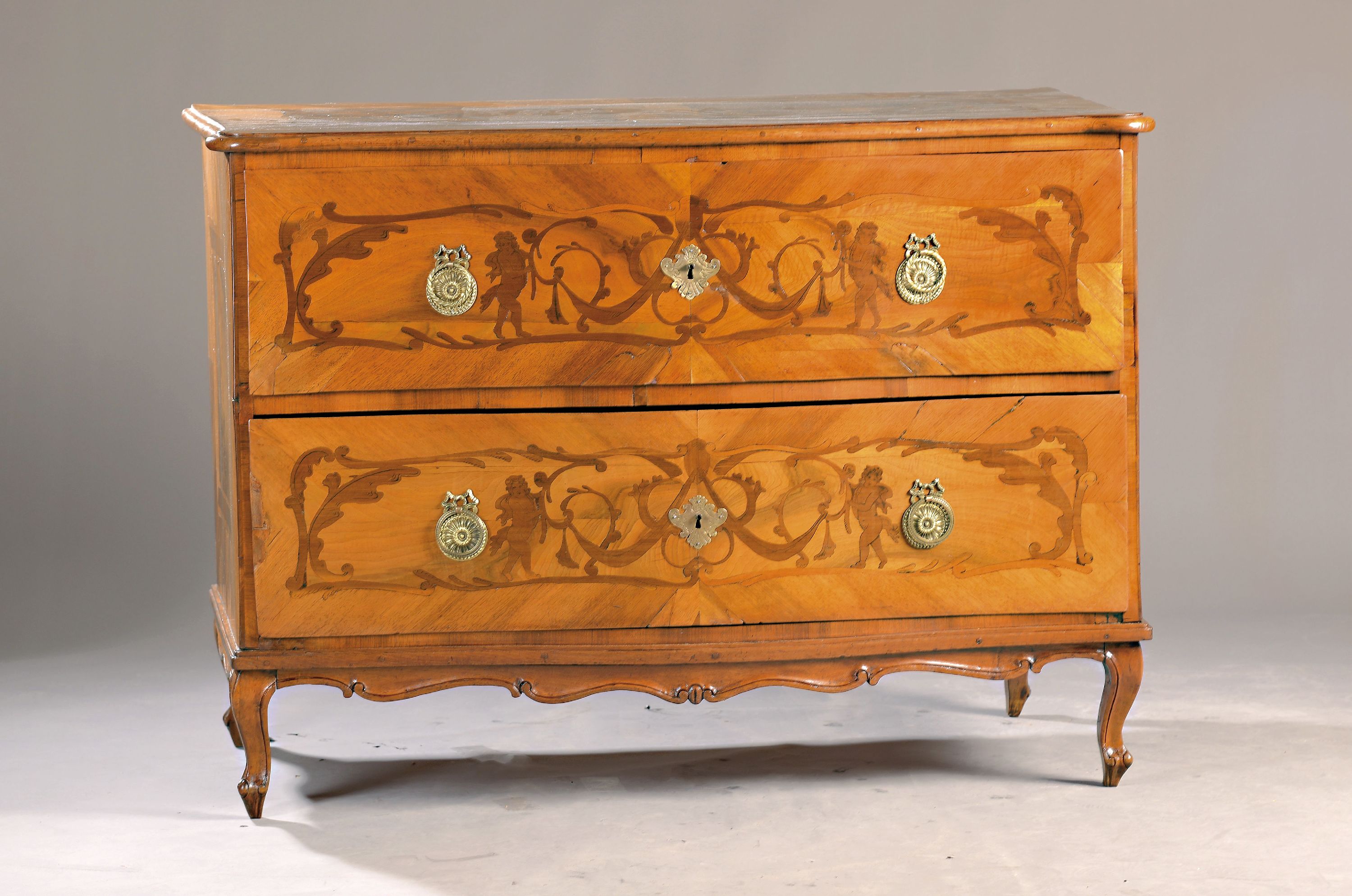Barockkommode, um 1760, Nußbaumfurnier, 2 Schubladen, auf geschwungenen Füßen, feine Einlegearbeiten, orig. Beschläge, orig. Schlösser, ...